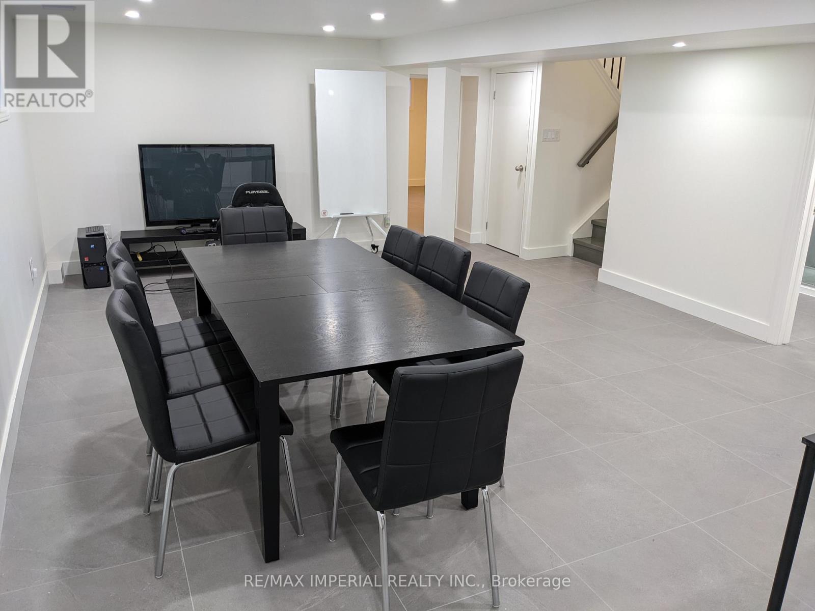 Photo 6 of 16 Cairnside Crescent, Toronto ON
