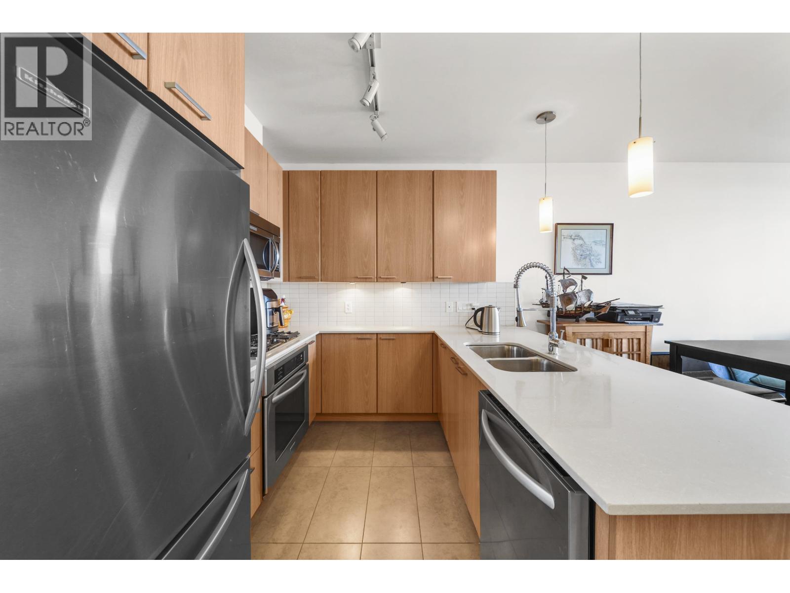 Photo 3 of 907 2789 Shaughnessy Street, Port Coquitlam BC
