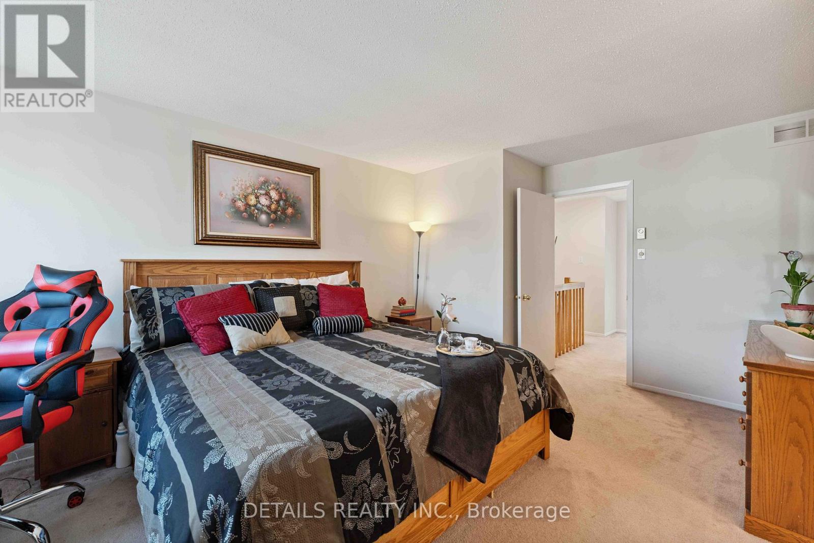 Photo 3 of 1537 Briarfield Crescent, Ottawa ON