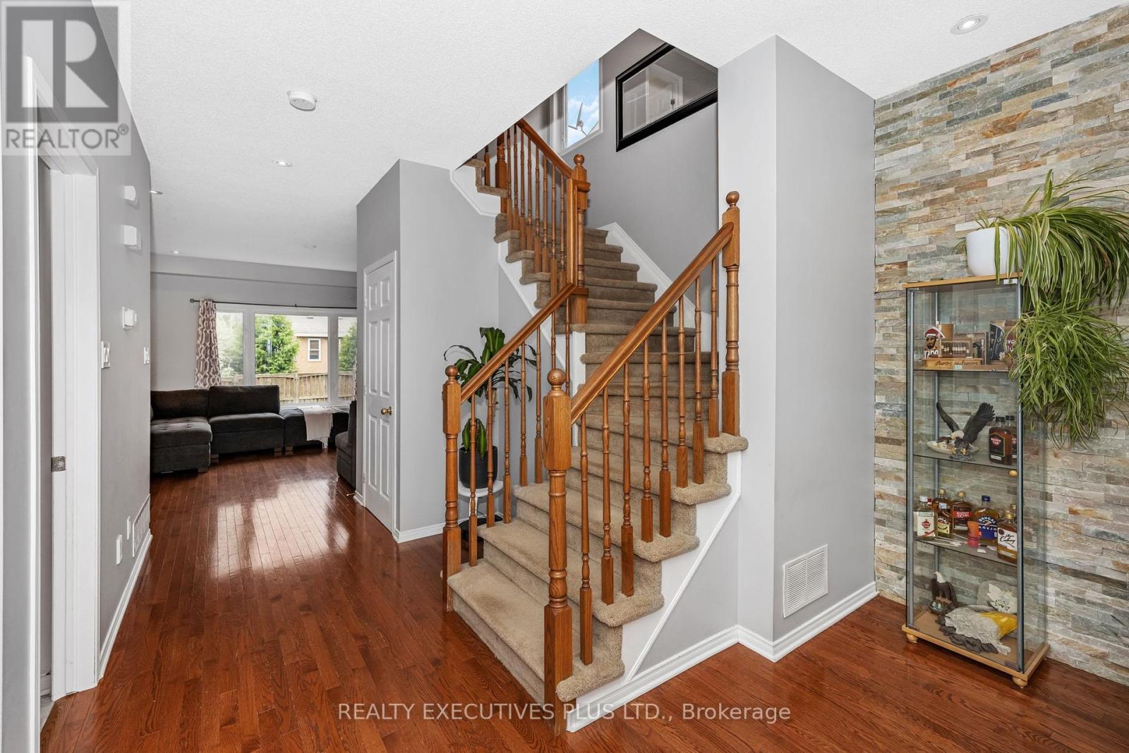 Photo 8 of 341 Jasper Crescent, Clarencerockland ON