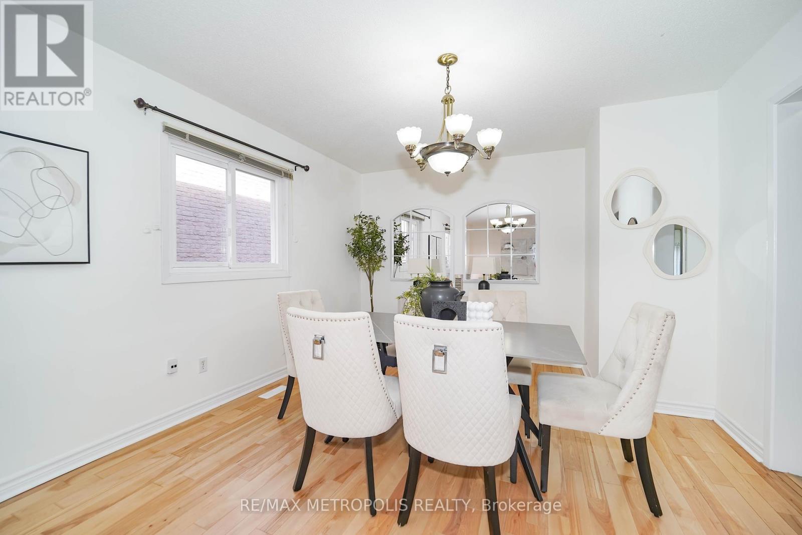 Photo 2 of 40 Lavron Court, Markham ON
