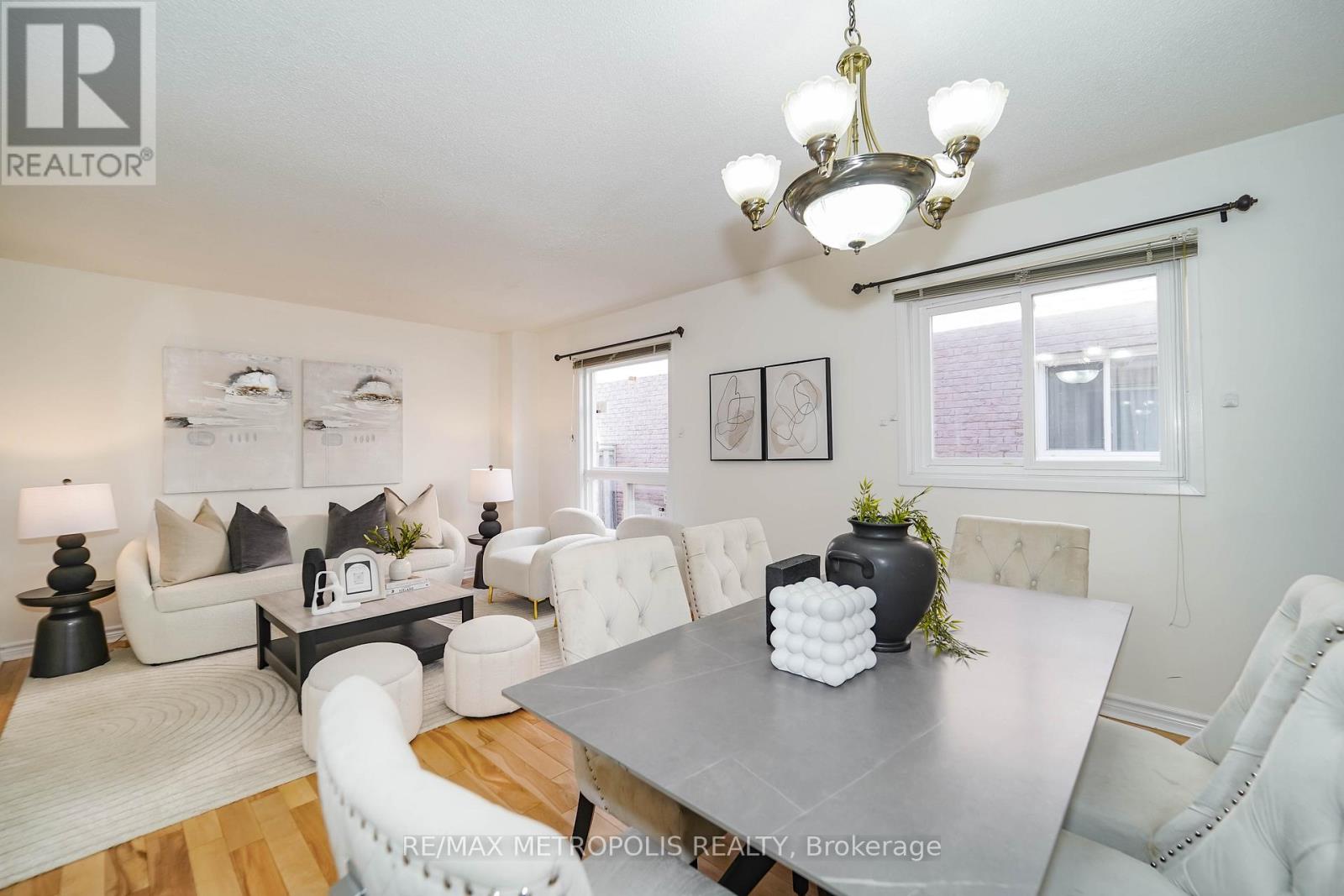 Photo 5 of 40 Lavron Court, Markham ON
