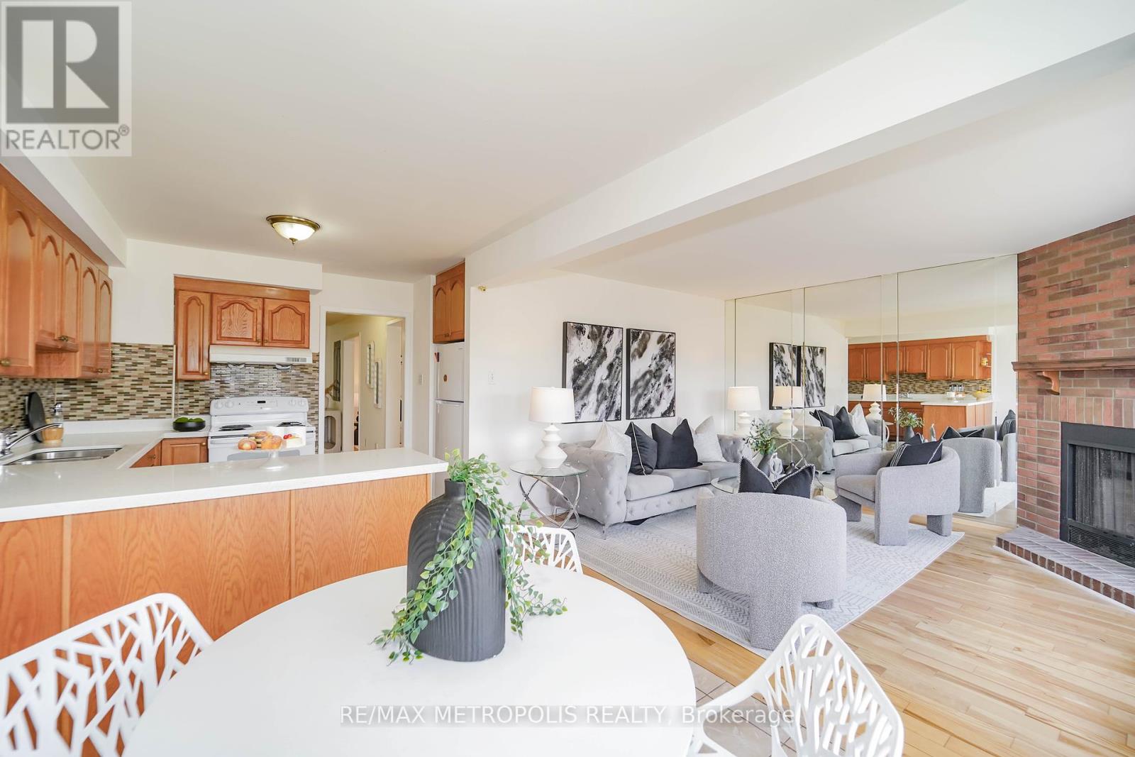 Photo 40 of 40 Lavron Court, Markham ON