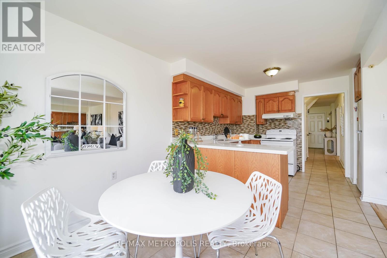 Photo 3 of 40 Lavron Court, Markham ON