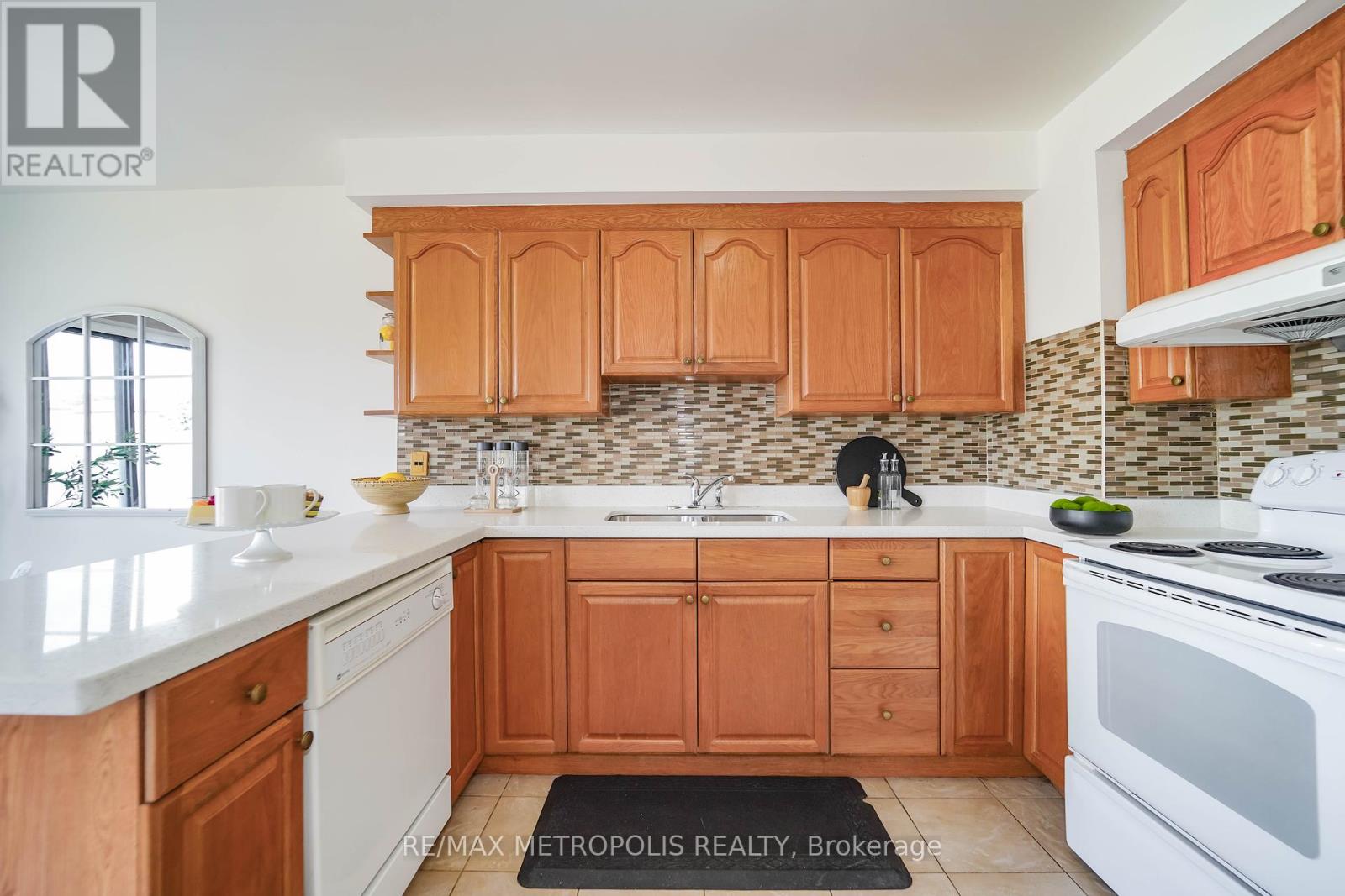 Photo 7 of 40 Lavron Court, Markham ON