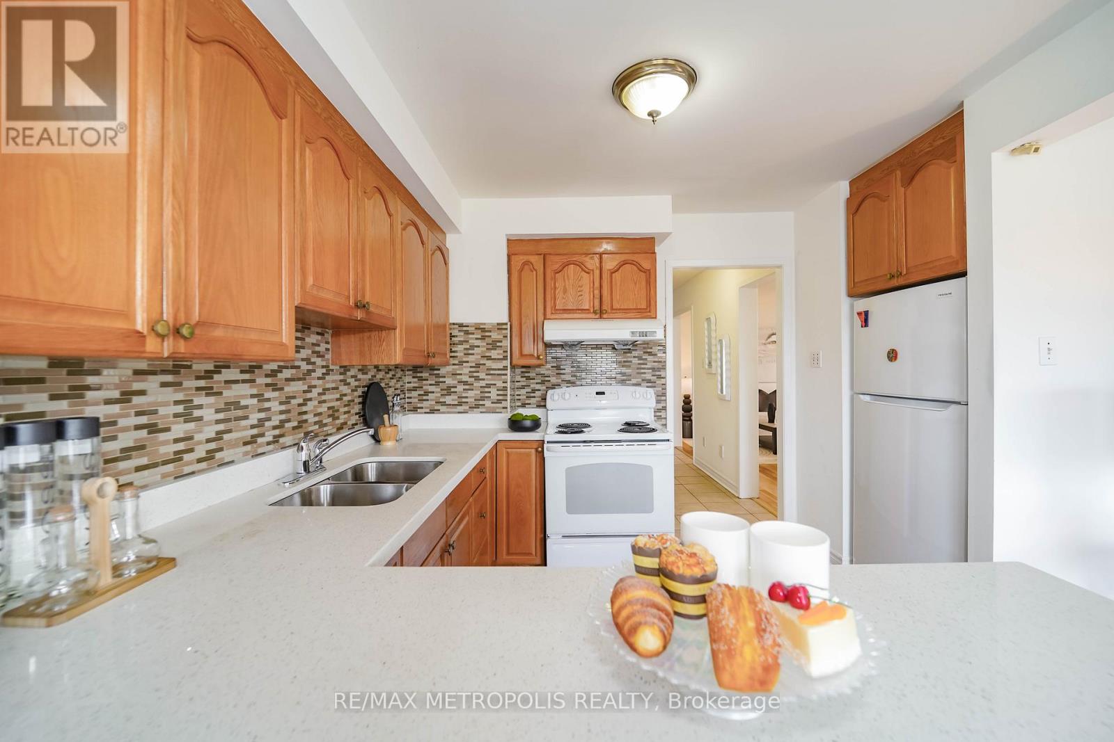 Photo 13 of 40 Lavron Court, Markham ON