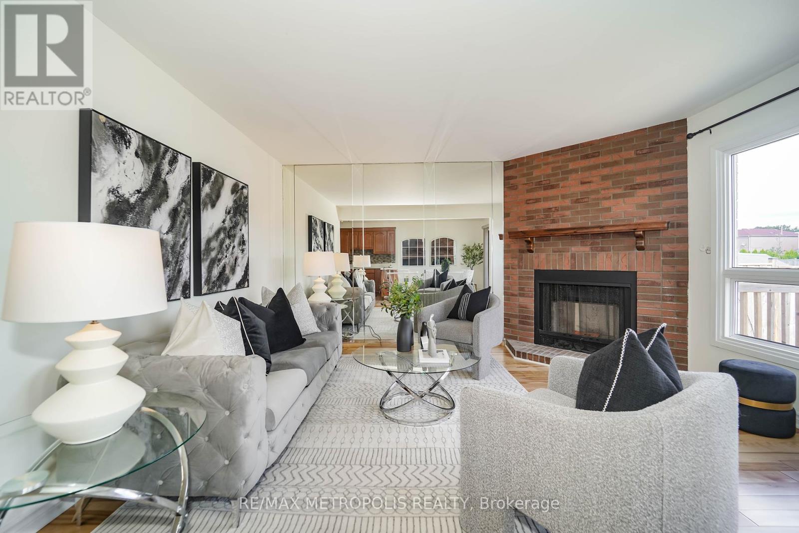 Photo 11 of 40 Lavron Court, Markham ON