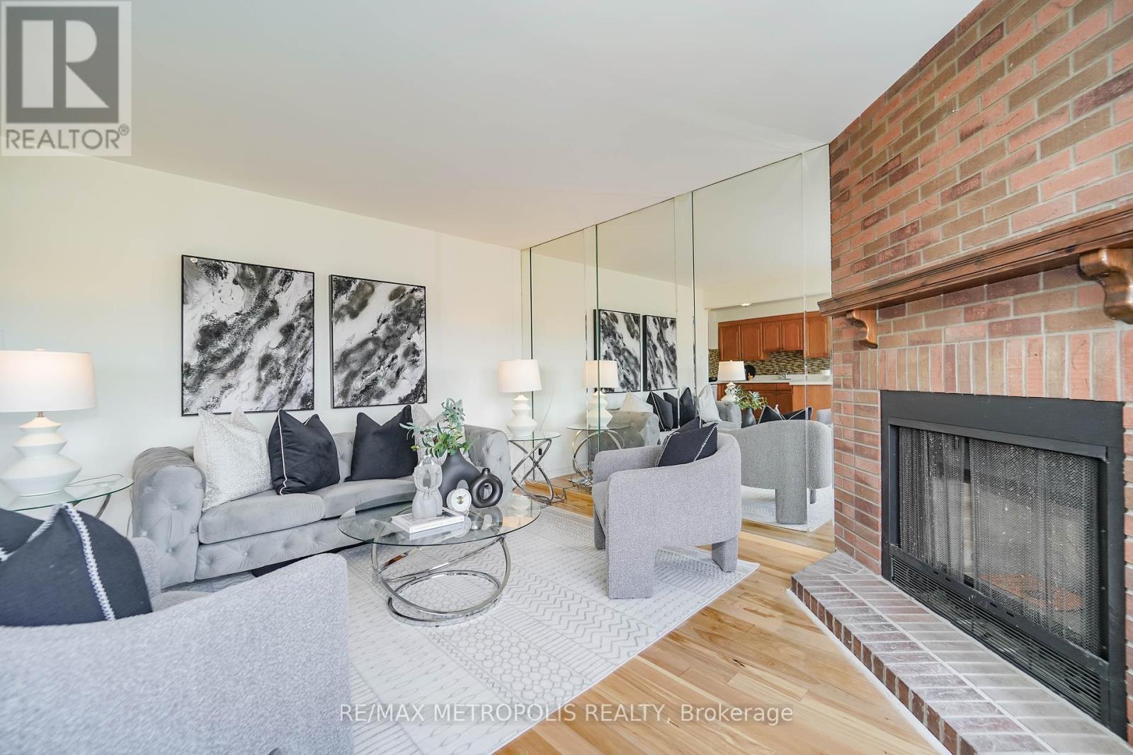 Photo 6 of 40 Lavron Court, Markham ON