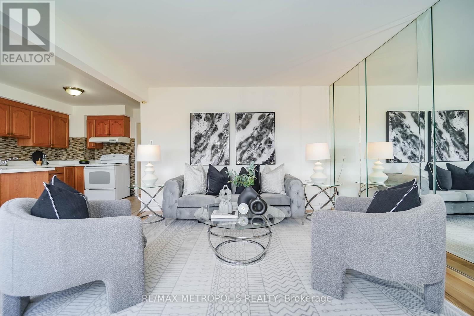 Photo 25 of 40 Lavron Court, Markham ON