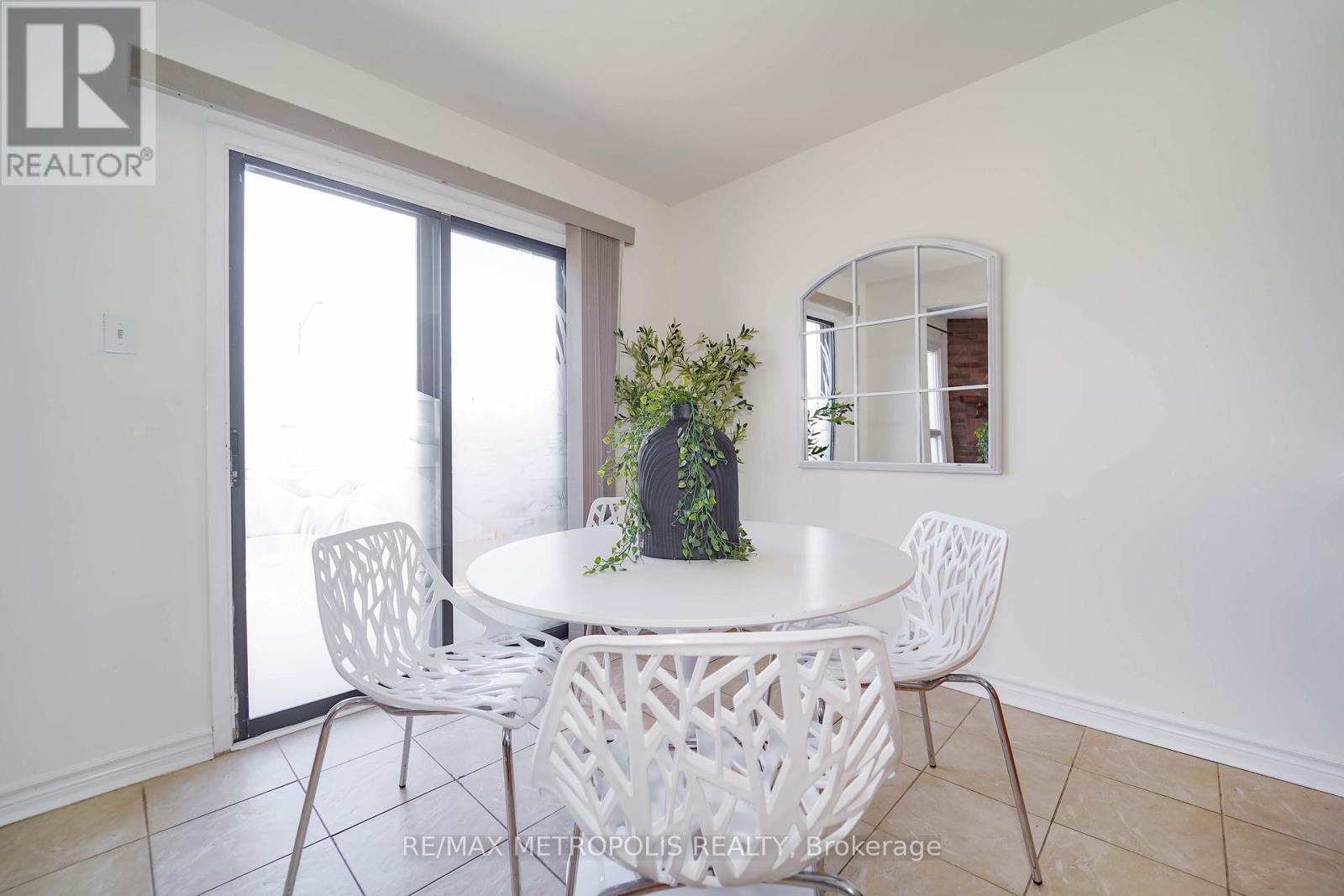 Photo 31 of 40 Lavron Court, Markham ON