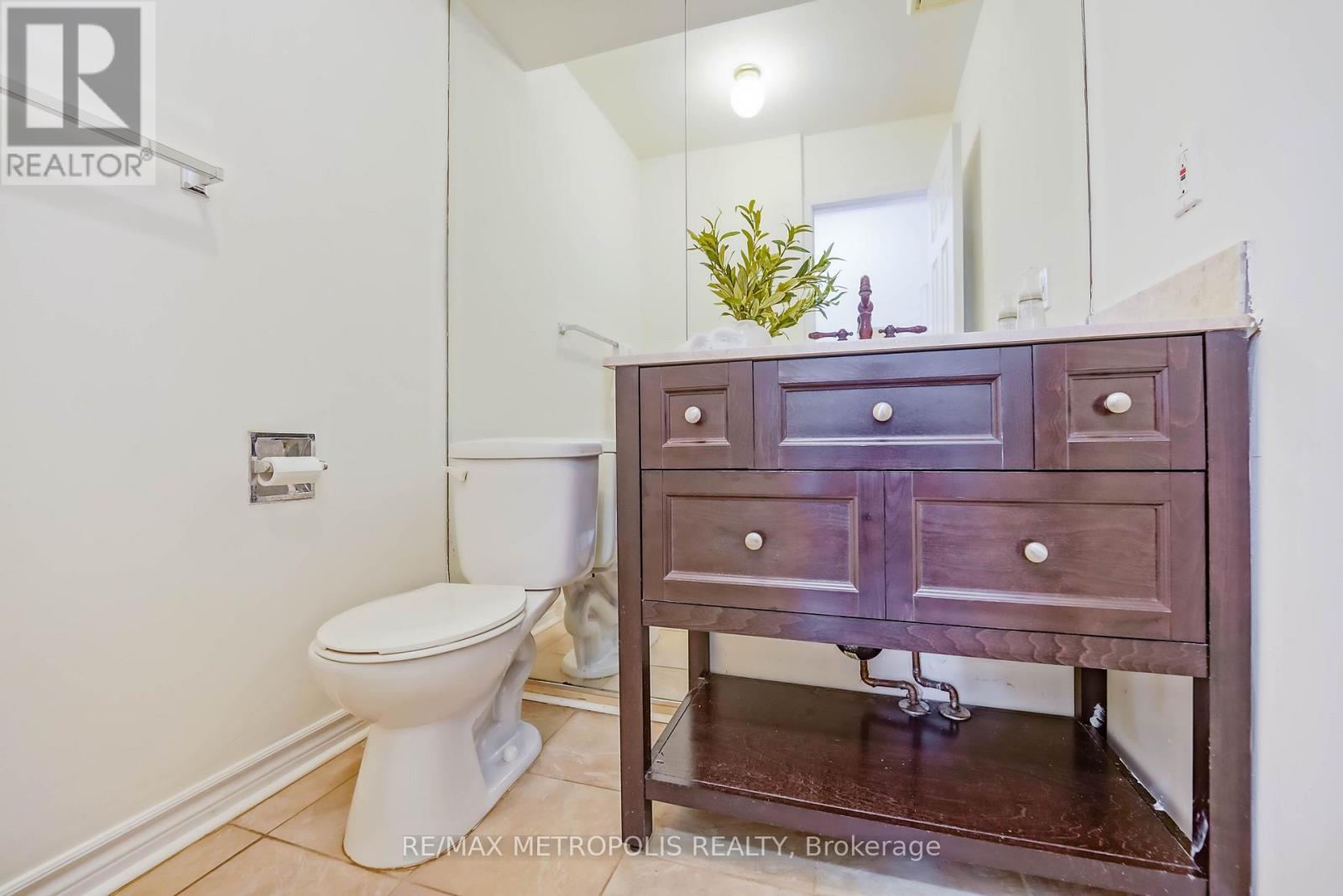 Photo 24 of 40 Lavron Court, Markham ON