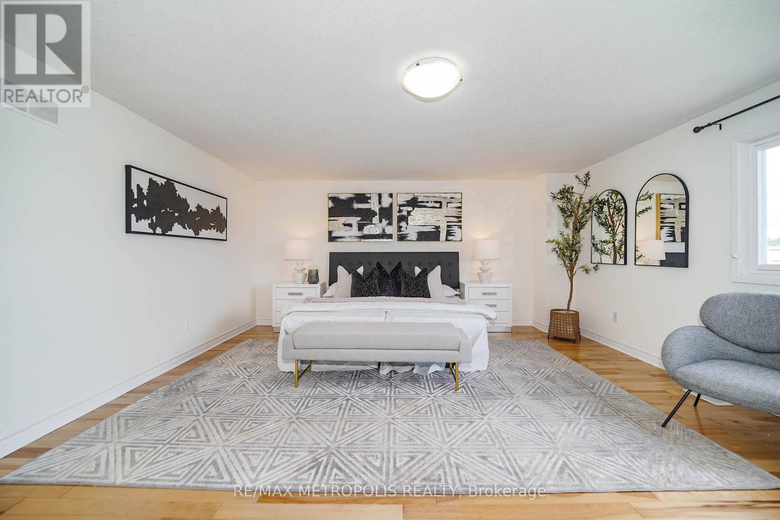 Photo 32 of 40 Lavron Court, Markham ON