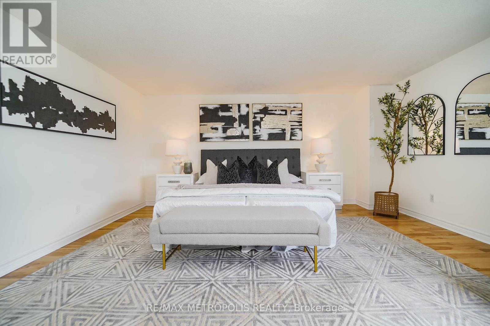 Photo 33 of 40 Lavron Court, Markham ON