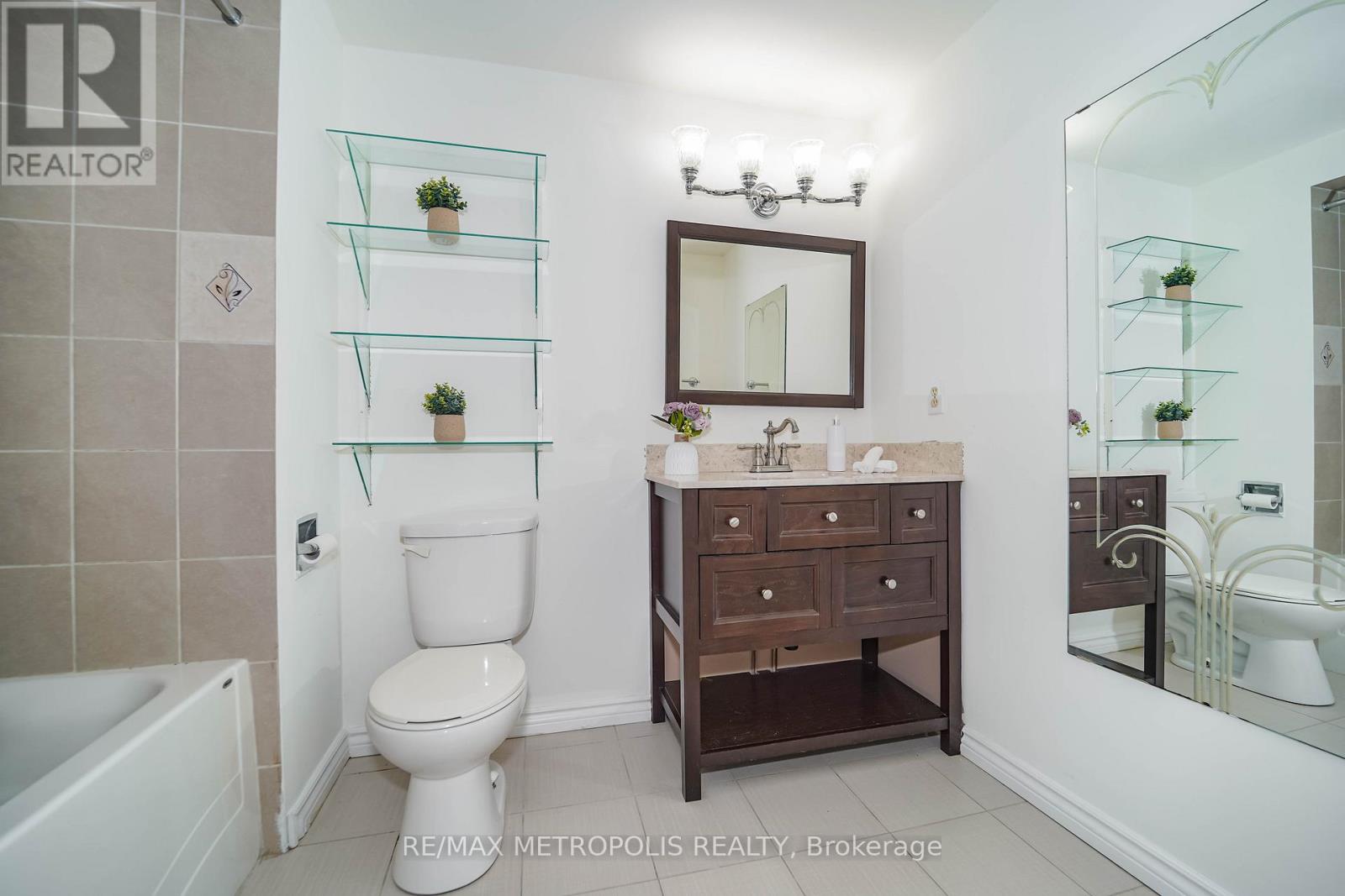 Photo 22 of 40 Lavron Court, Markham ON