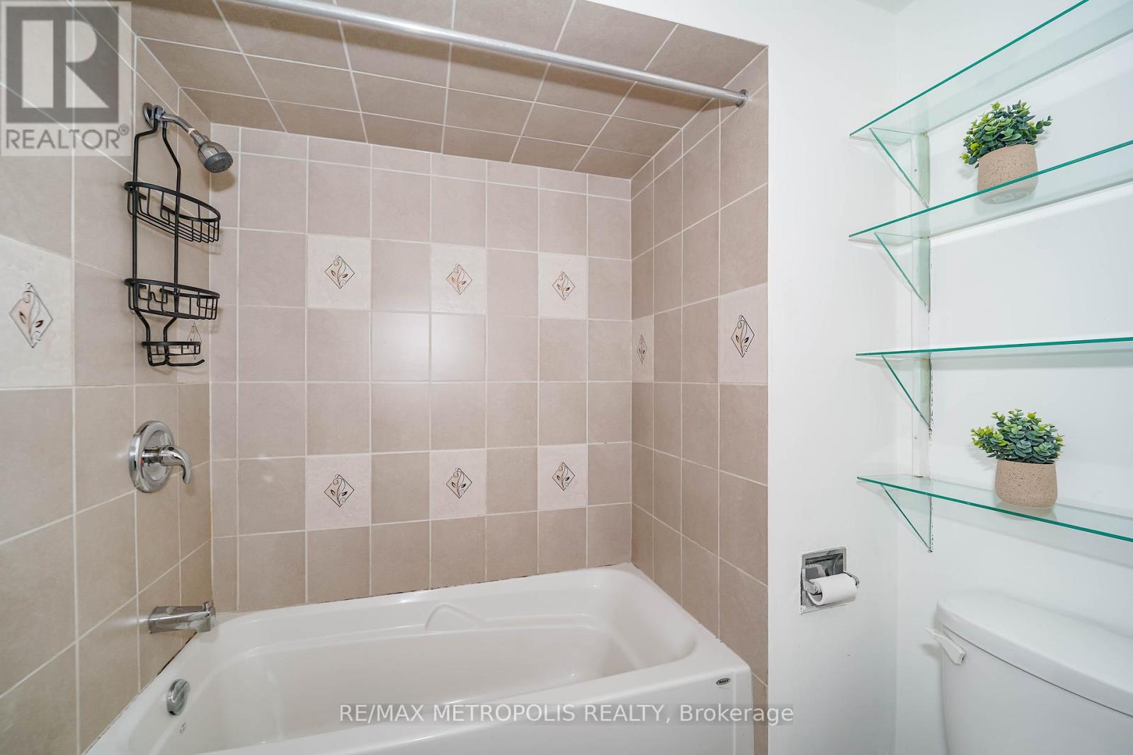Photo 4 of 40 Lavron Court, Markham ON