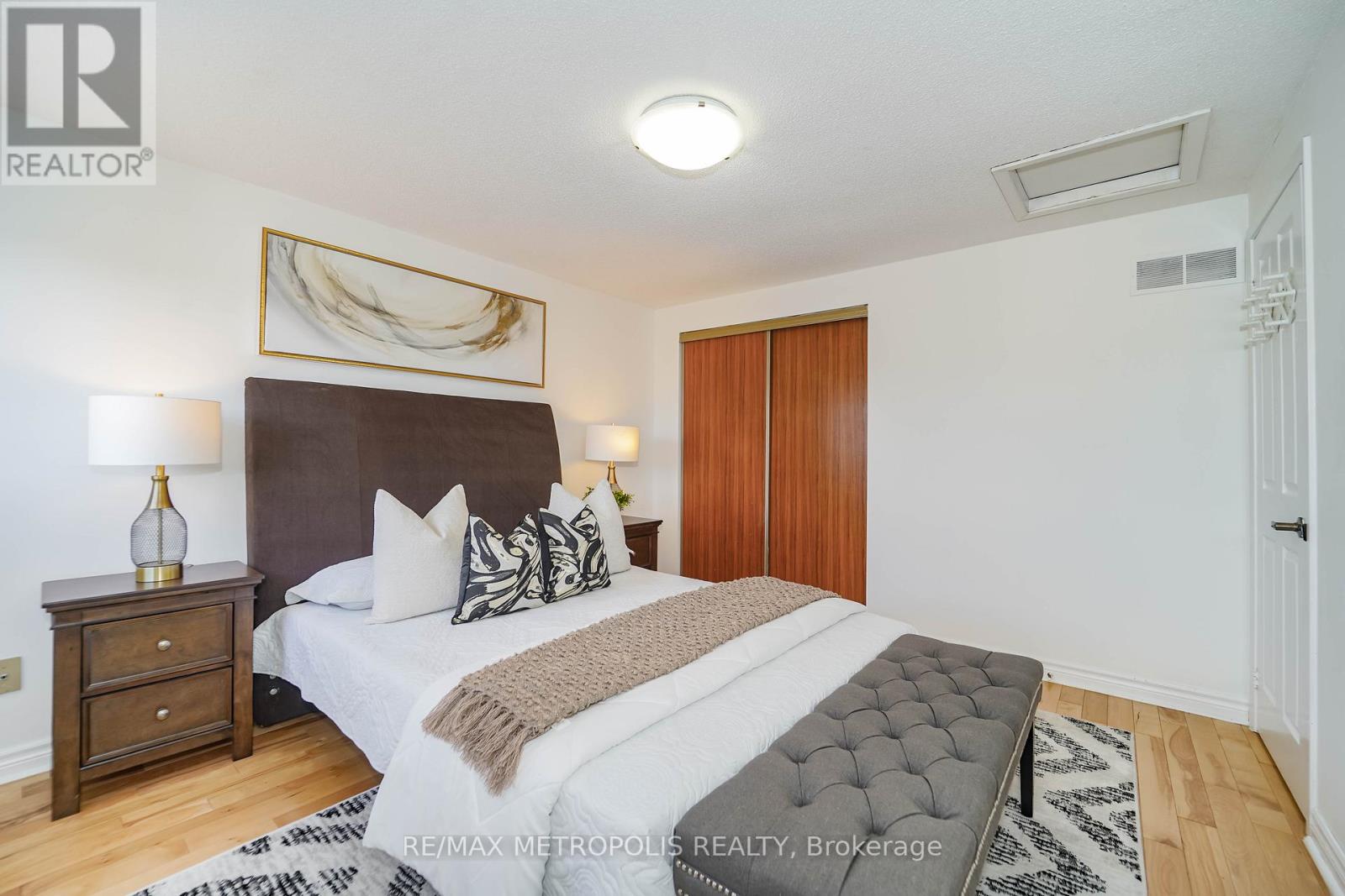 Photo 9 of 40 Lavron Court, Markham ON