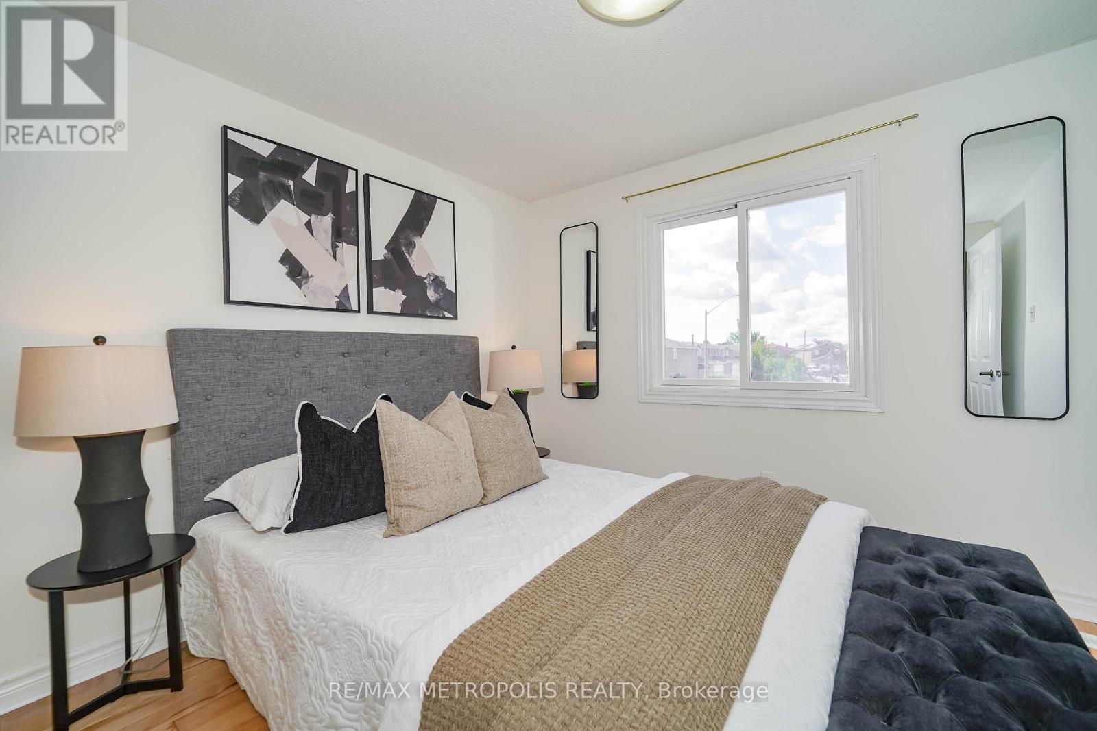 Photo 8 of 40 Lavron Court, Markham ON