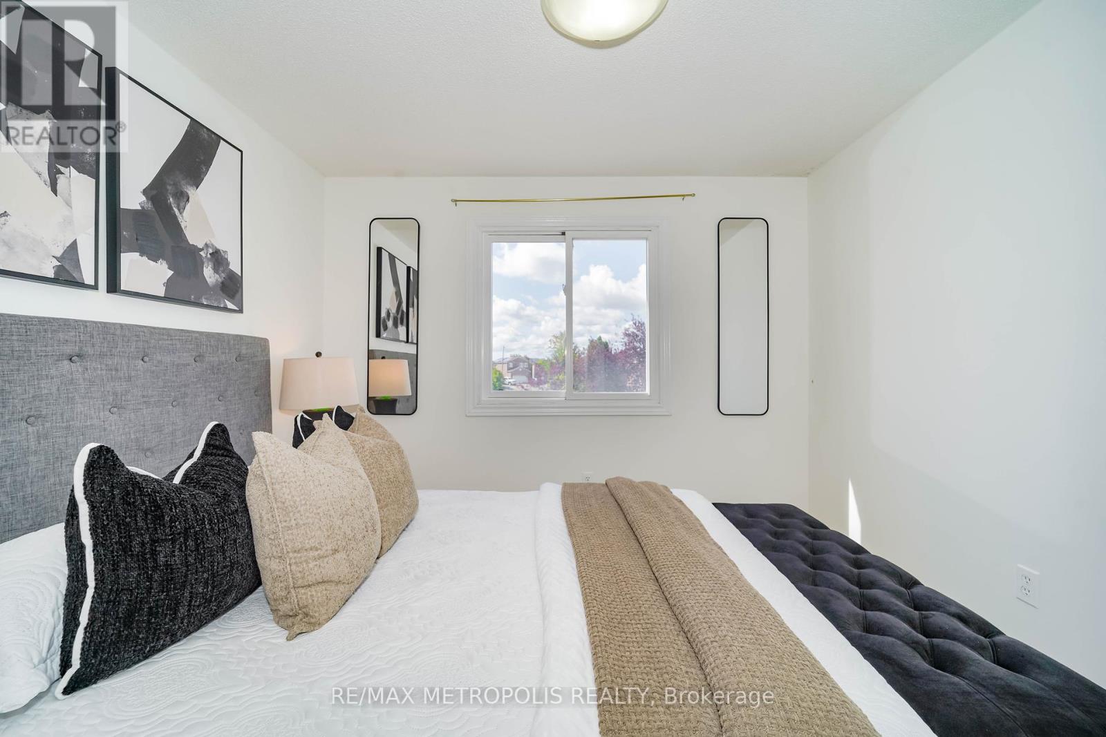 Photo 12 of 40 Lavron Court, Markham ON