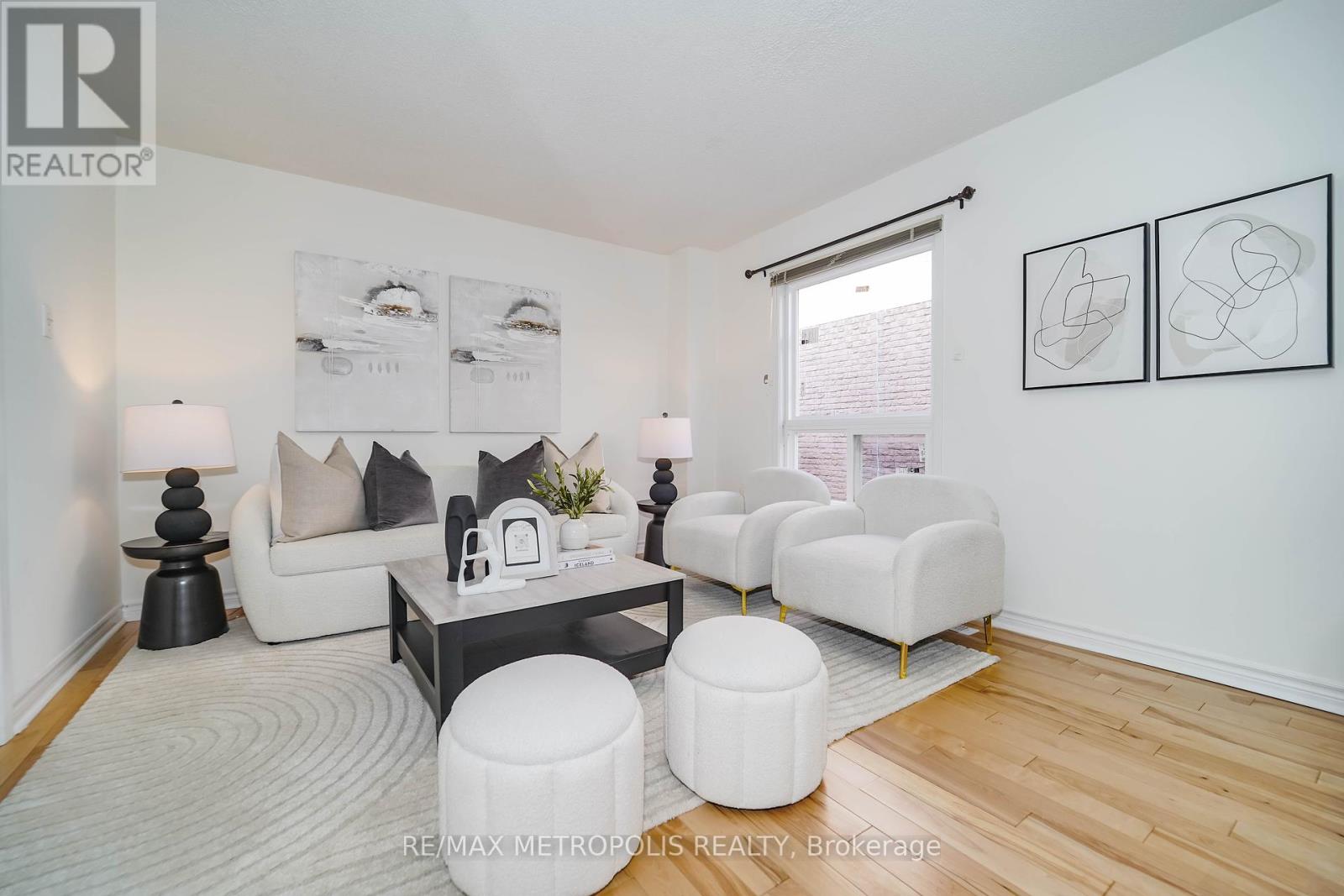 Photo 19 of 40 Lavron Court, Markham ON