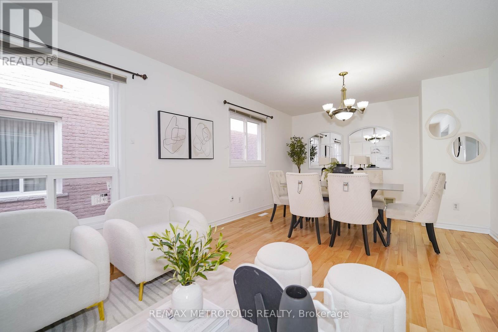 Photo 23 of 40 Lavron Court, Markham ON