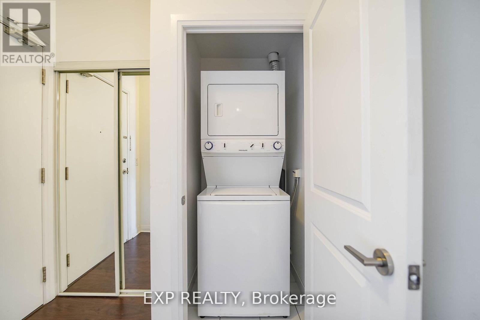 Photo 17 of 1011 55 Oneida Crescent, Richmond Hill ON
