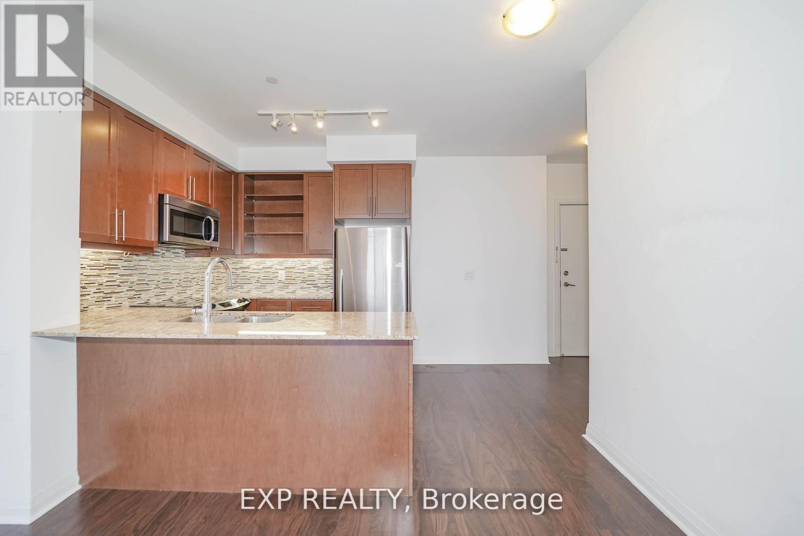 Photo 8 of 1011 55 Oneida Crescent, Richmond Hill ON