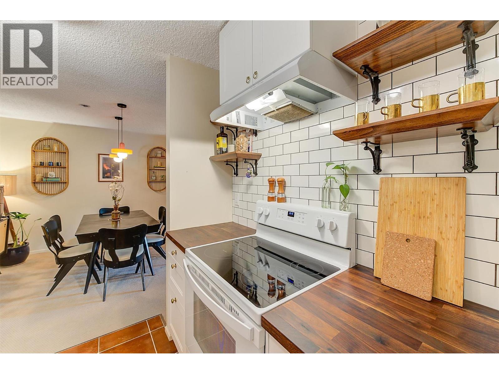 205 983 Bernard Avenue, Kelowna