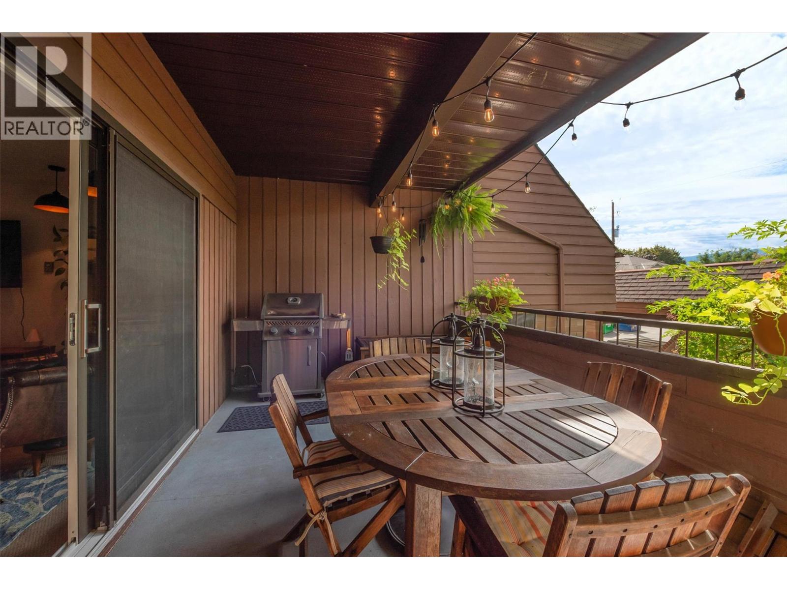 205 983 Bernard Avenue, Kelowna
