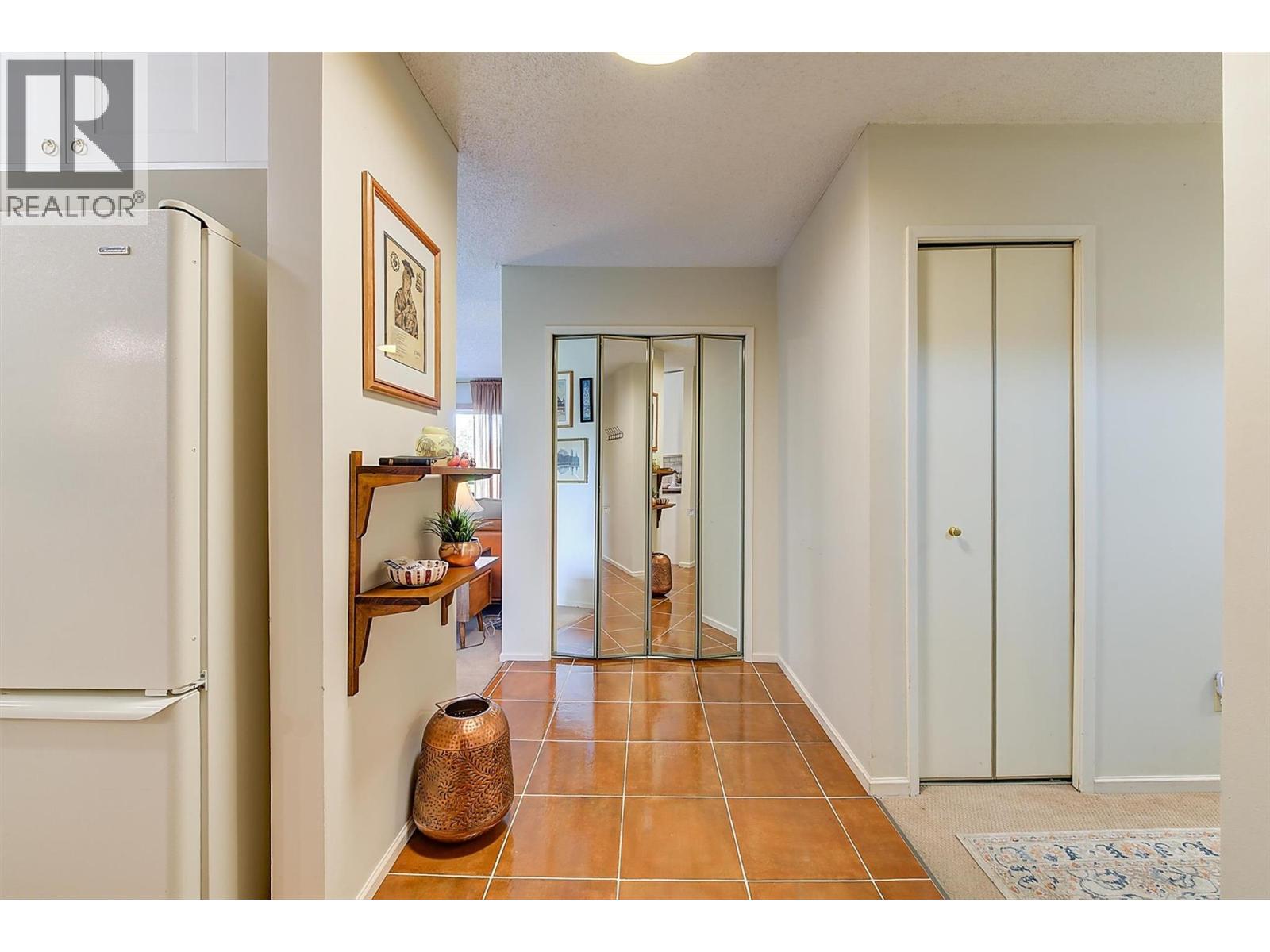 205 983 Bernard Avenue, Kelowna