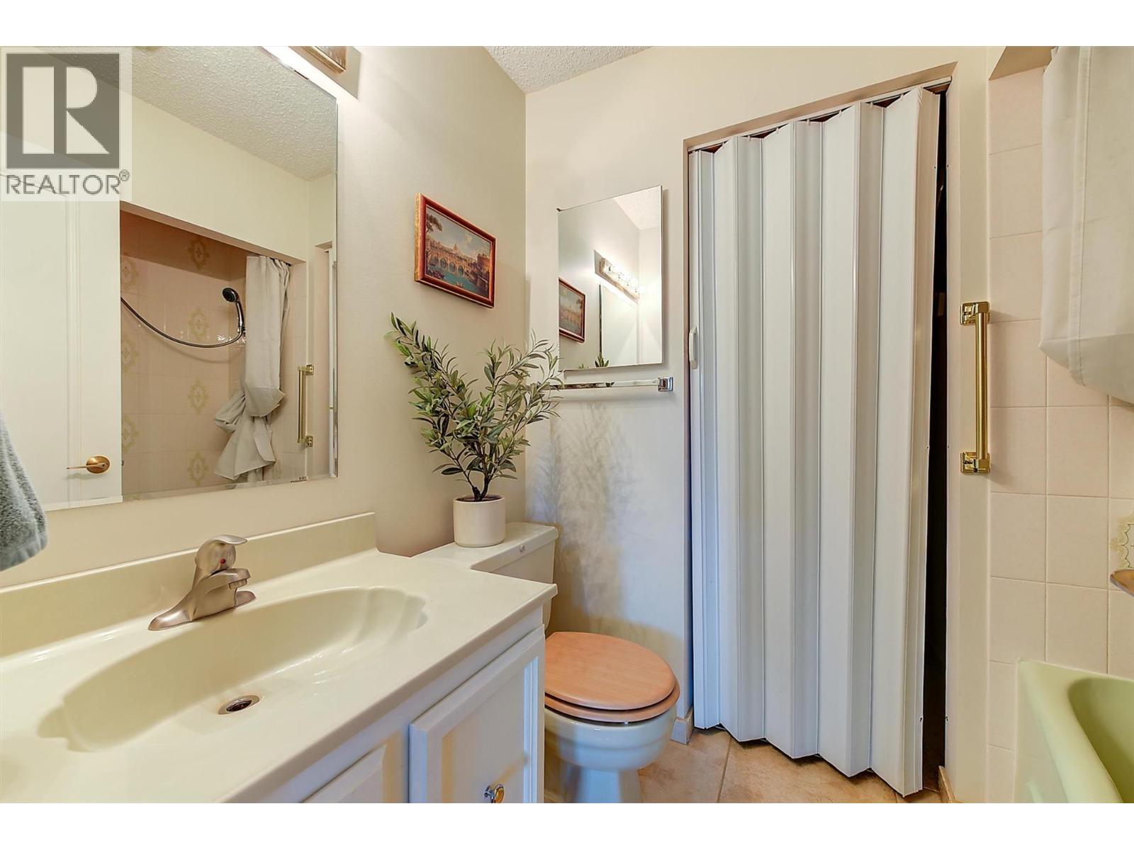 205 983 Bernard Avenue, Kelowna