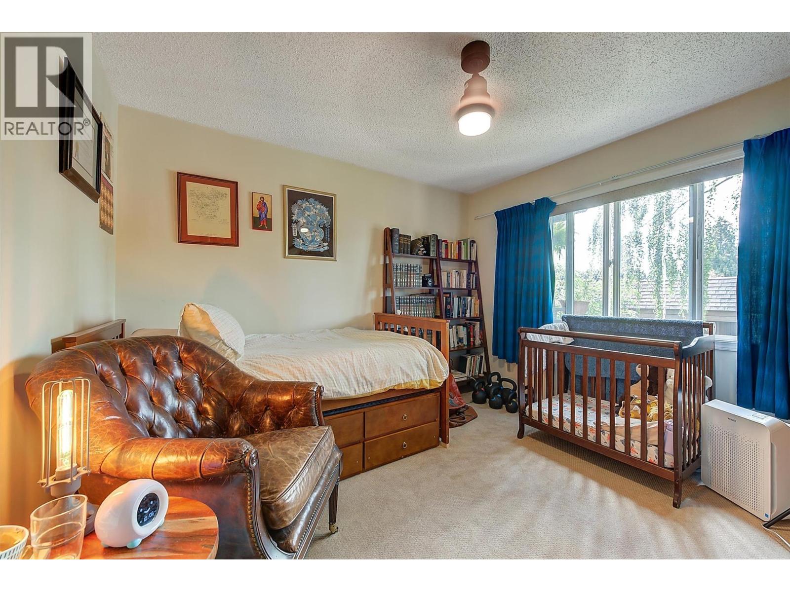 205 983 Bernard Avenue, Kelowna
