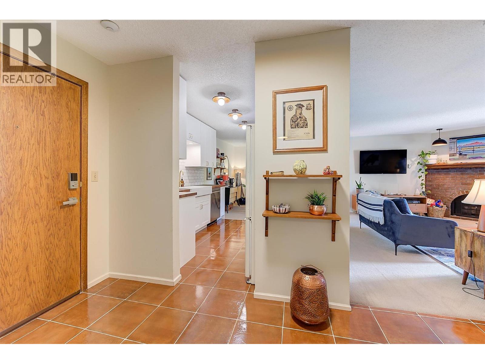 205 983 Bernard Avenue, Kelowna