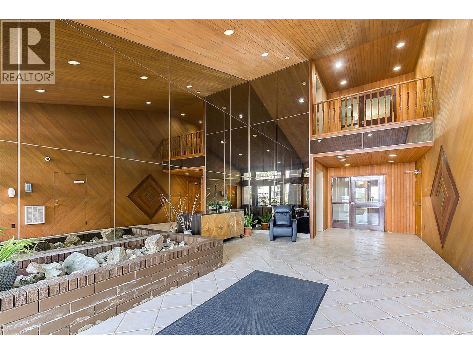 205 983 Bernard Avenue, Kelowna