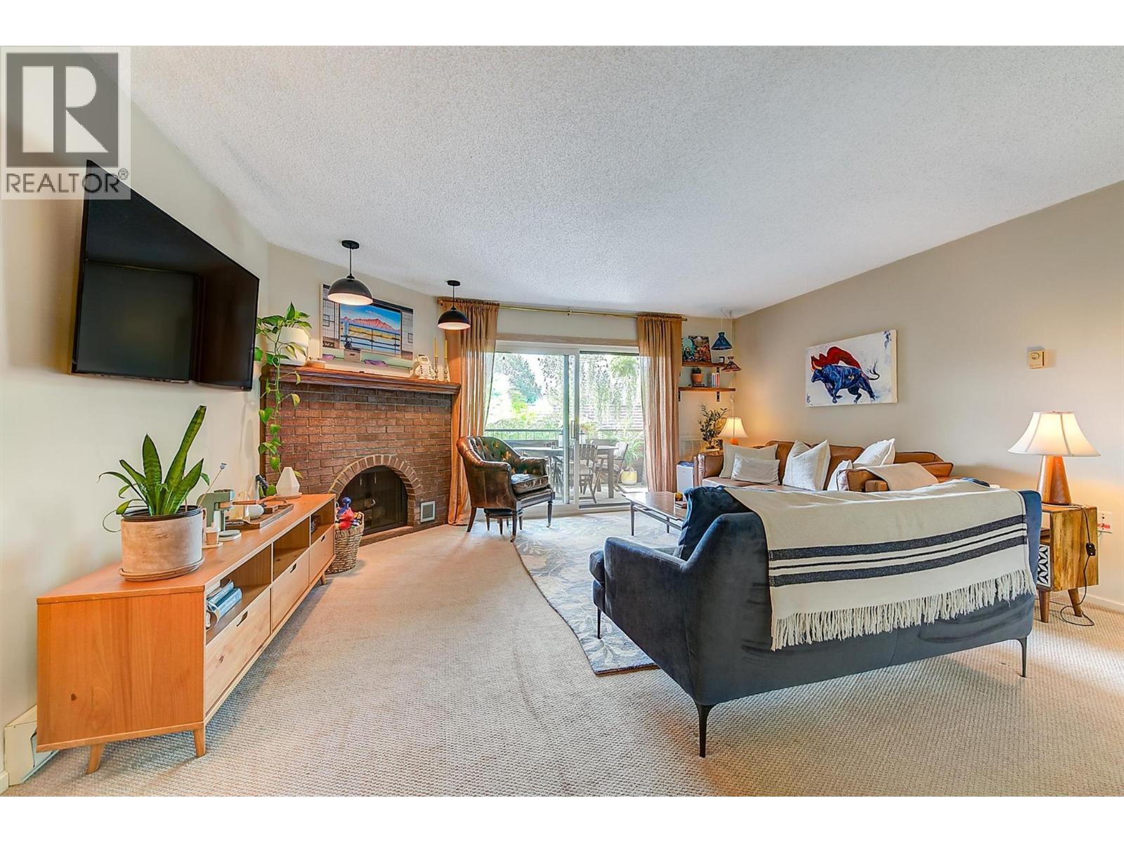205 983 Bernard Avenue, Kelowna