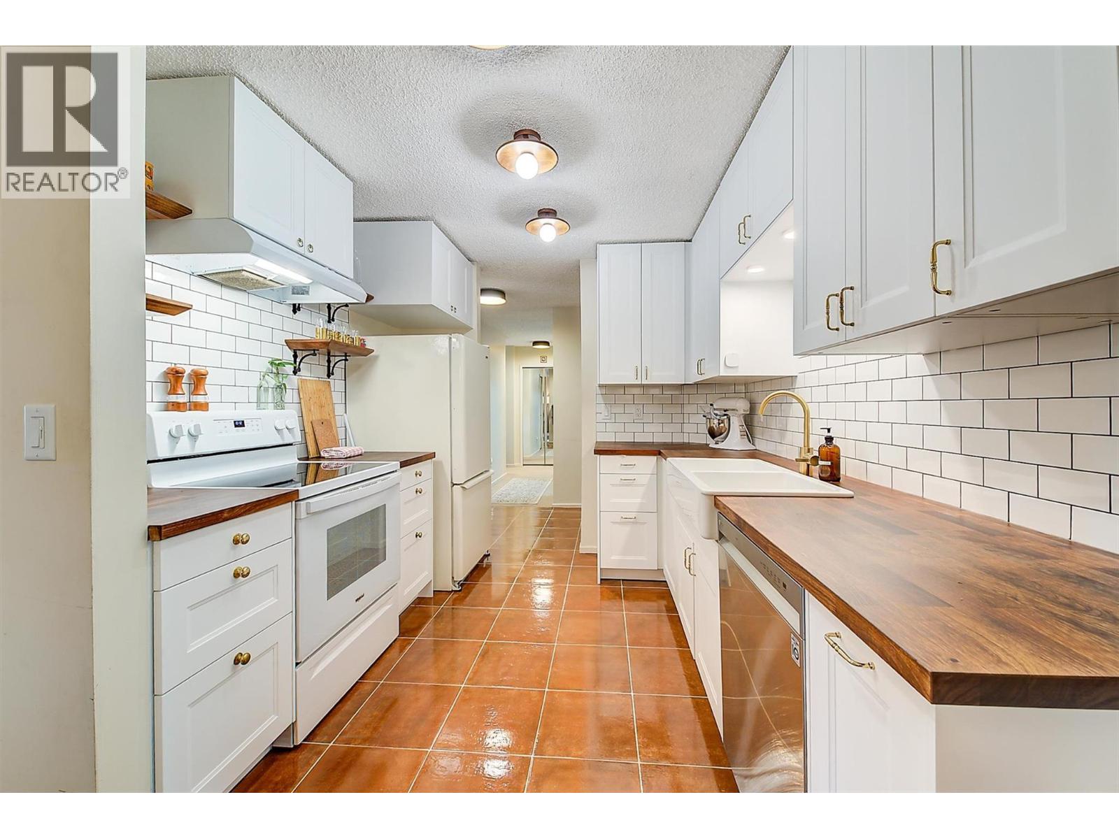 205 983 Bernard Avenue, Kelowna