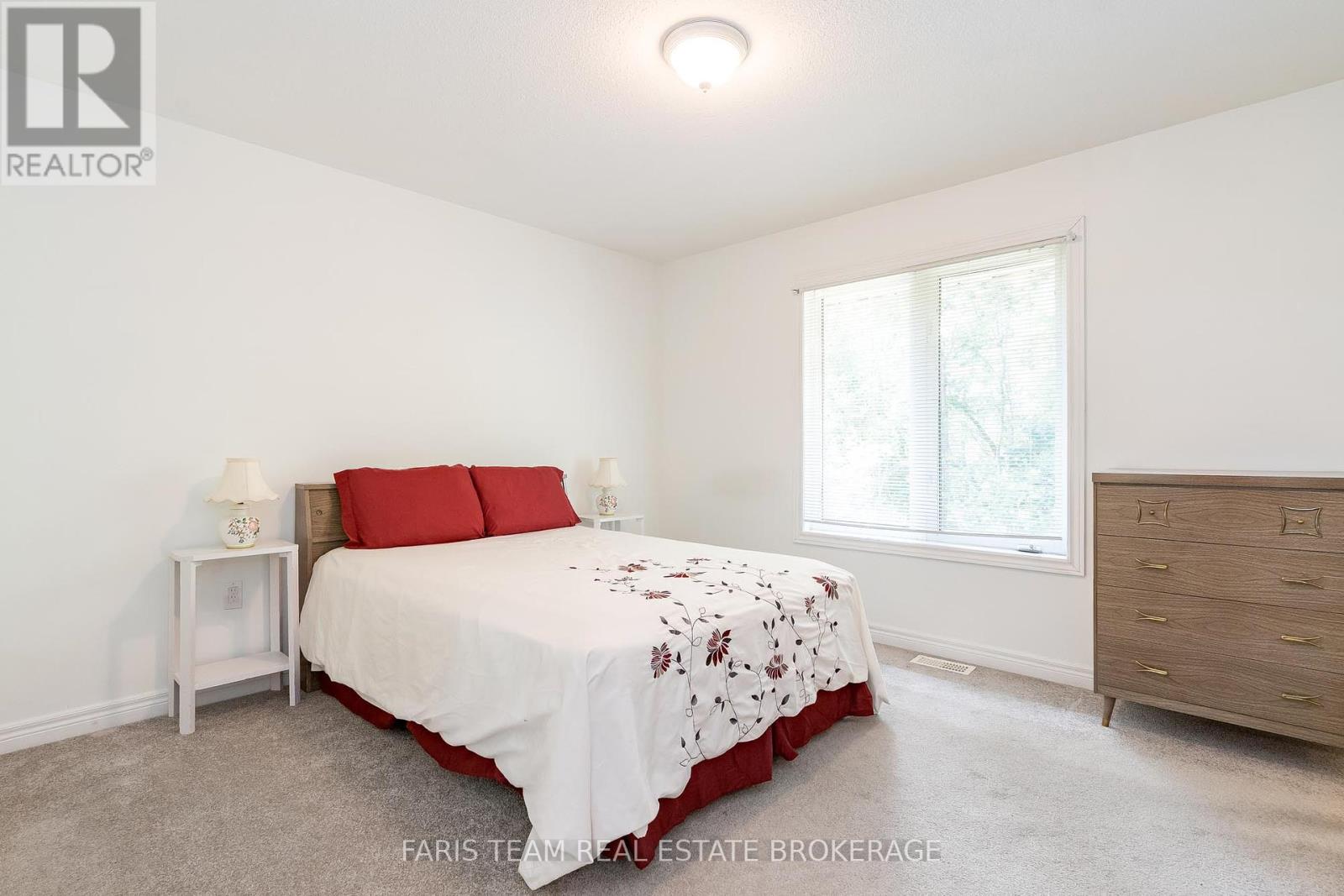 Photo 8 of 21 Forest Hill Drive, Springwater ON