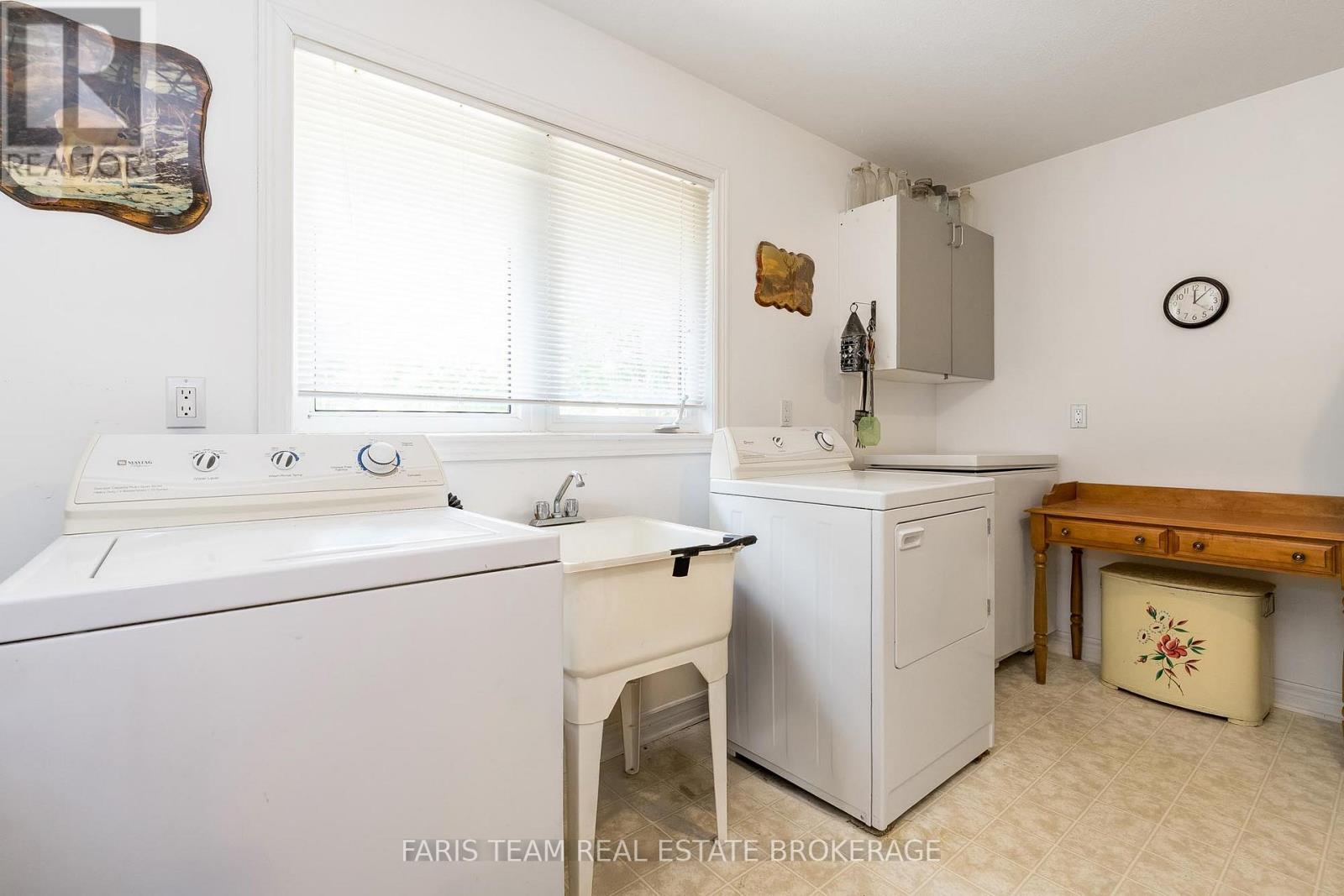 Photo 24 of 21 Forest Hill Drive, Springwater ON