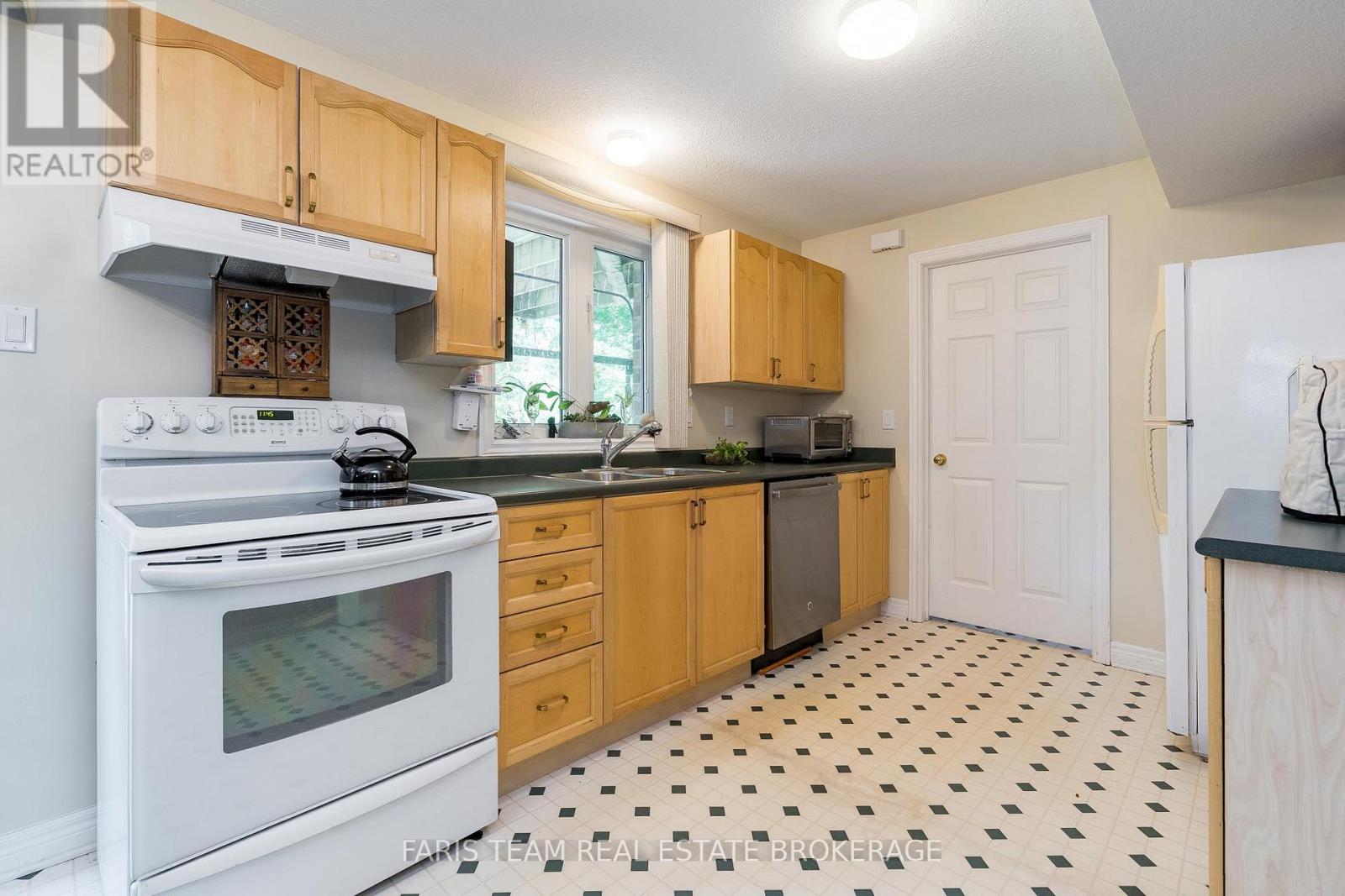 Photo 15 of 21 Forest Hill Drive, Springwater ON