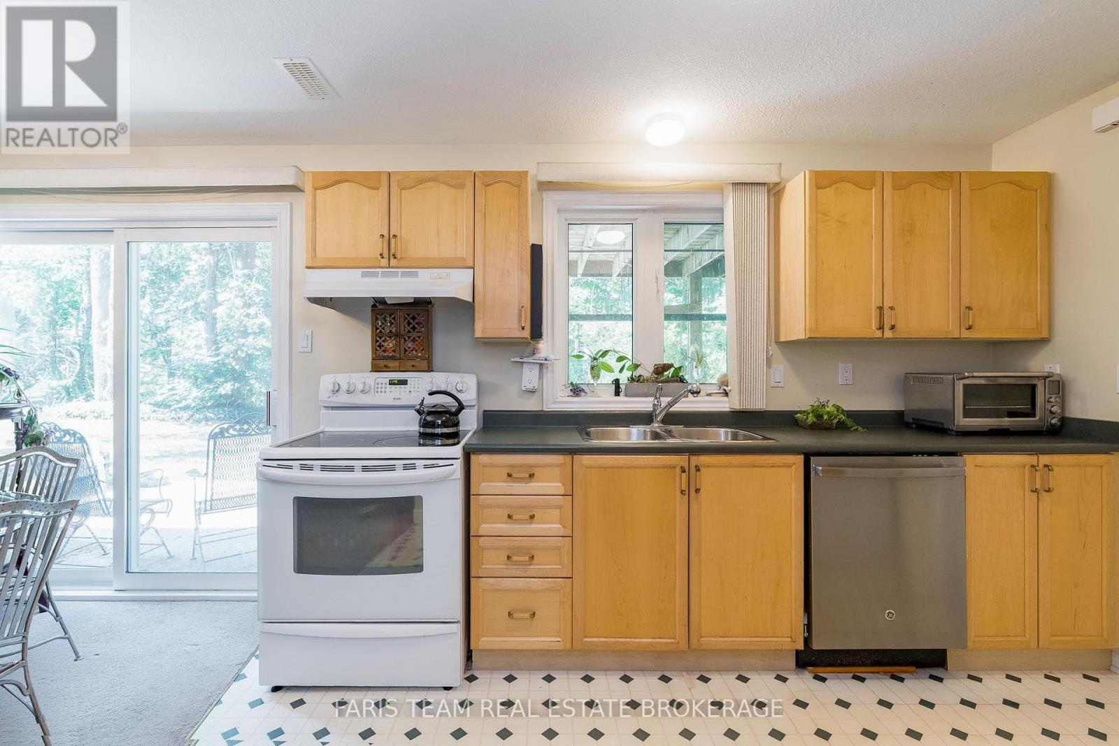 Photo 30 of 21 Forest Hill Drive, Springwater ON
