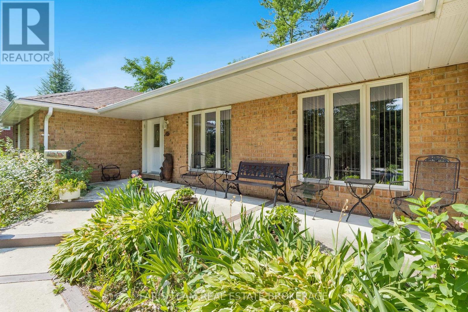 Photo 25 of 21 Forest Hill Drive, Springwater ON