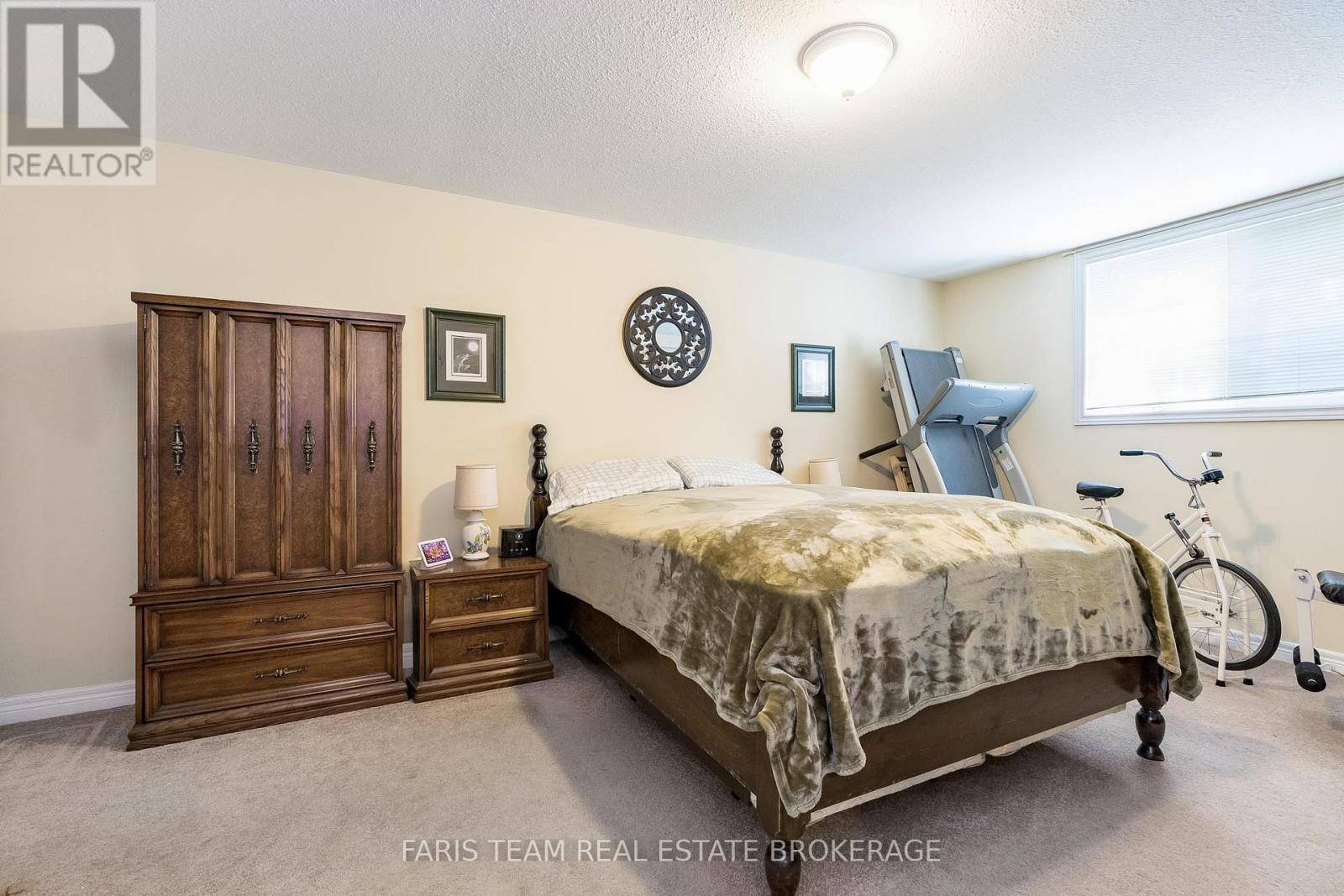Photo 2 of 21 Forest Hill Drive, Springwater ON