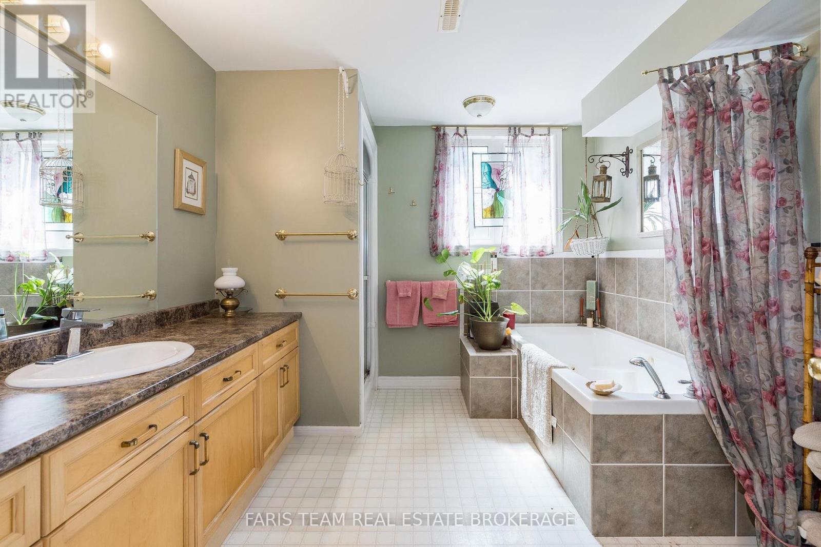 Photo 10 of 21 Forest Hill Drive, Springwater ON