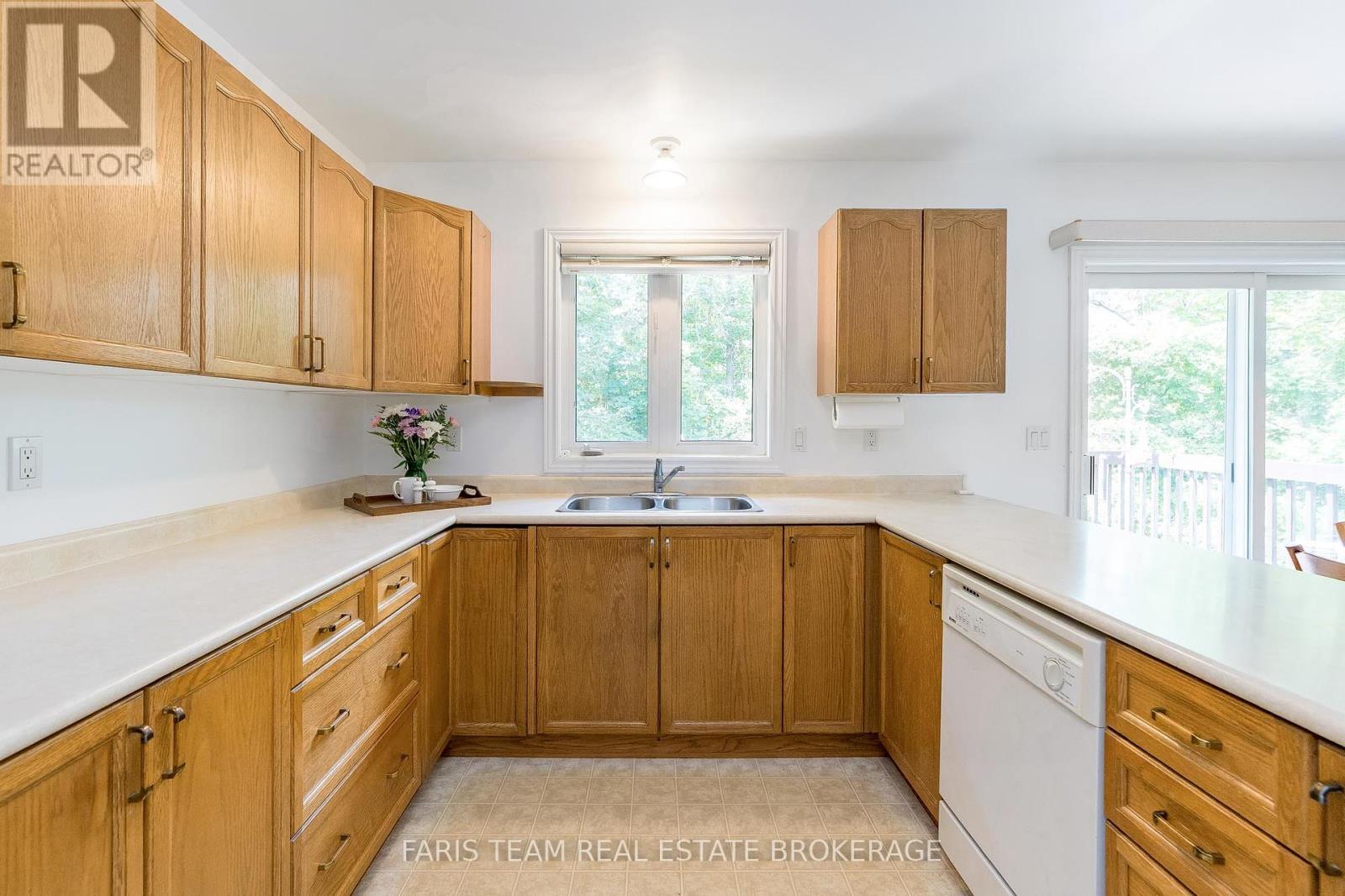 Photo 43 of 21 Forest Hill Drive, Springwater ON