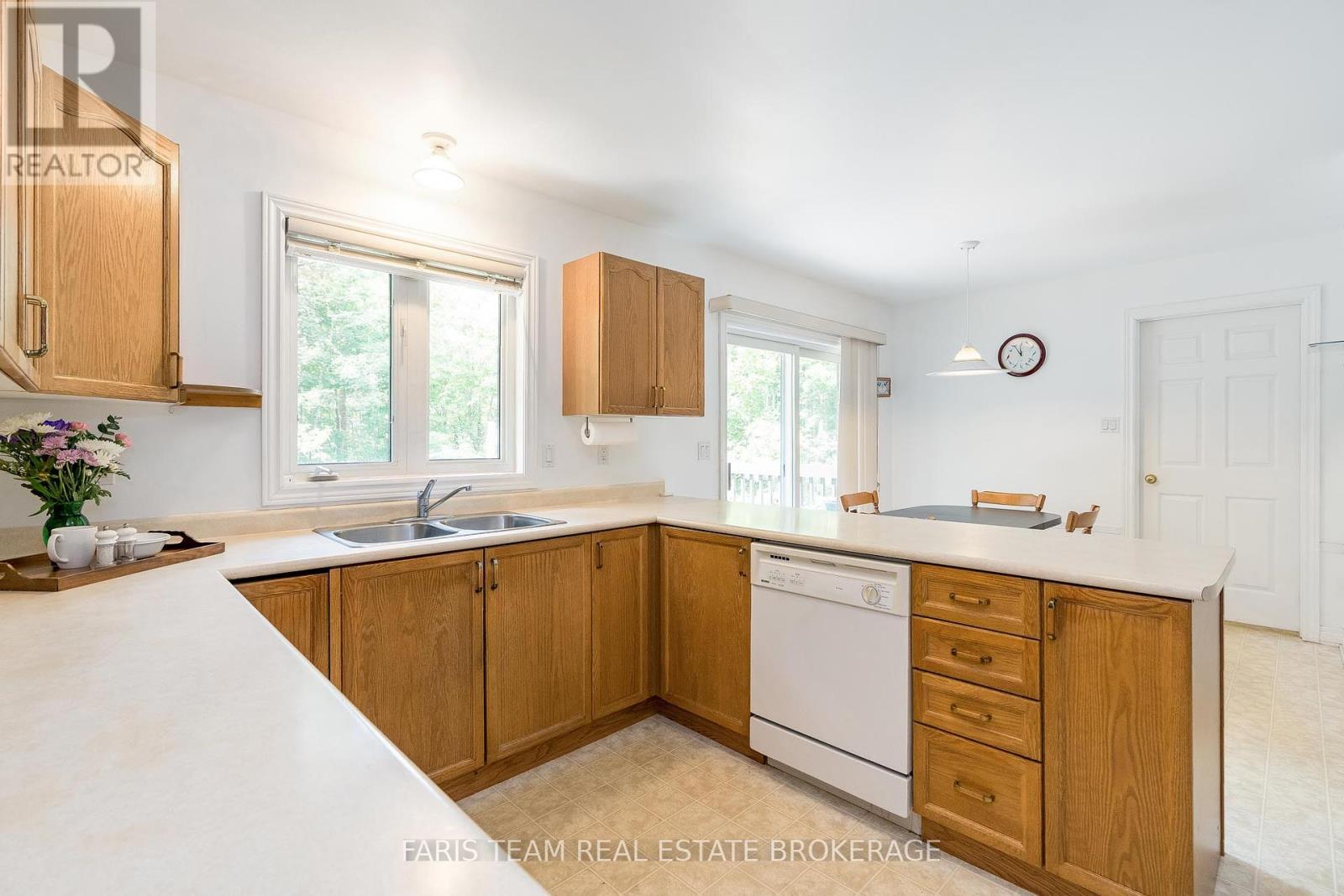 Photo 33 of 21 Forest Hill Drive, Springwater ON