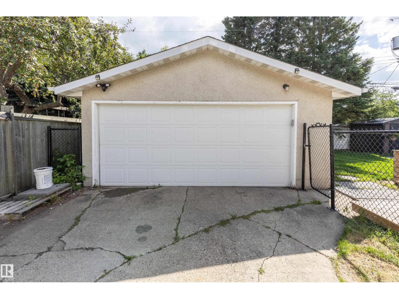 Photo 3 of 784 Birch Av, Sherwood Park AB
