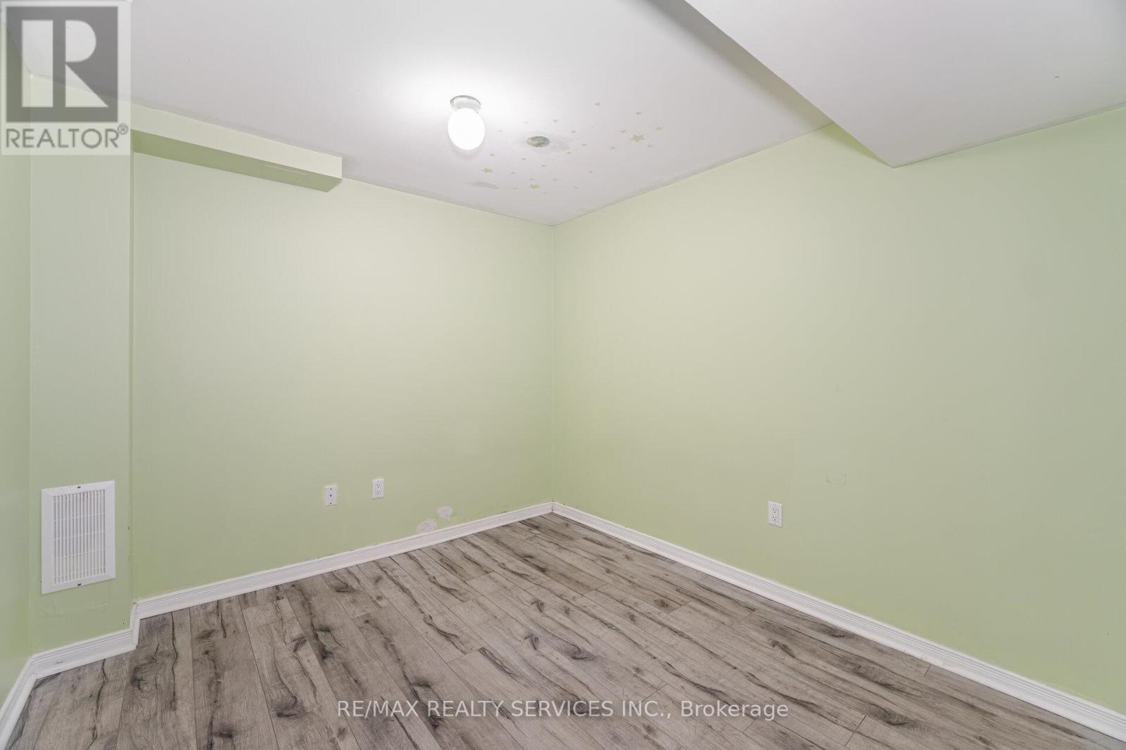 Photo 18 of 39 Rattlesnake Road, Brampton ON