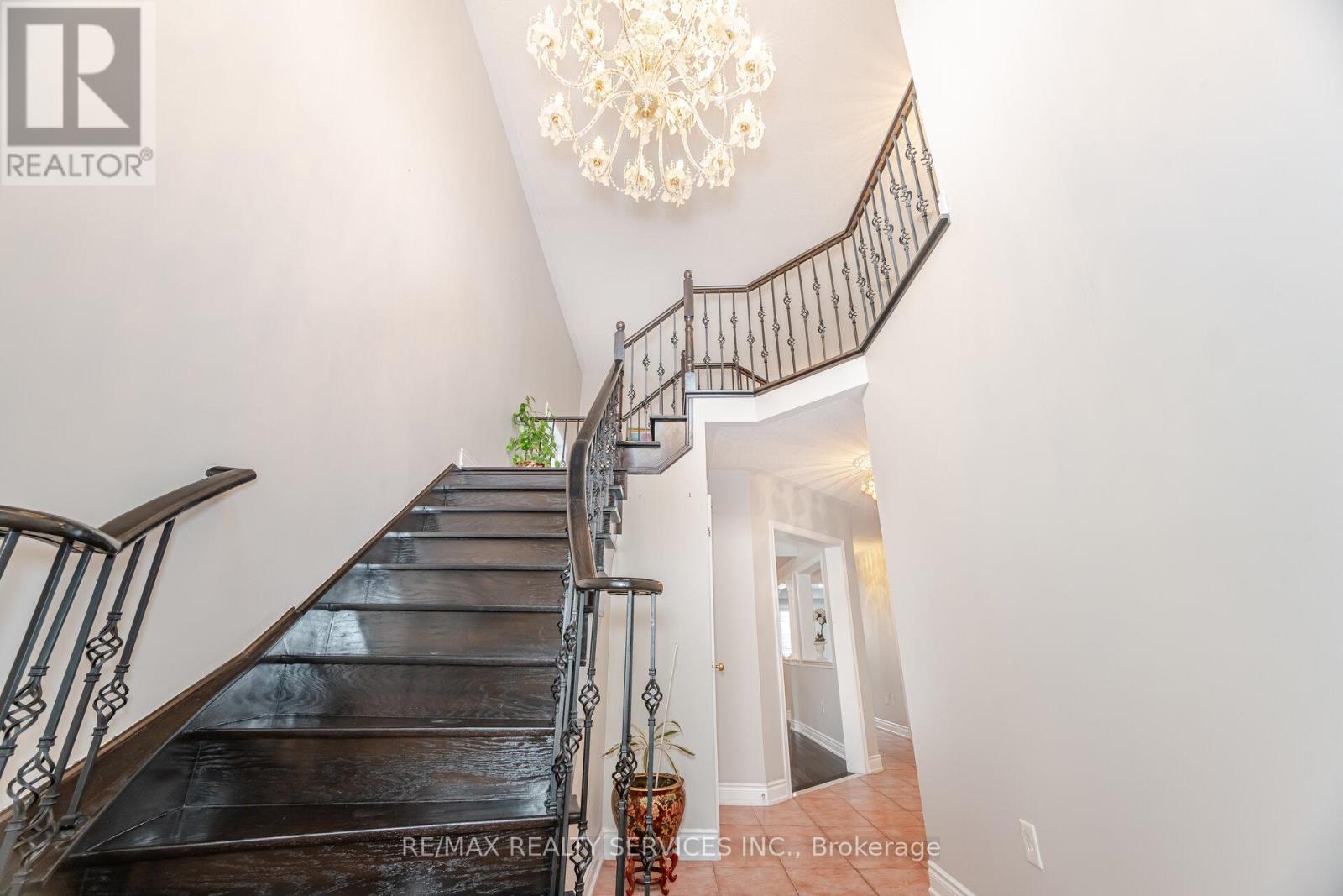 Photo 8 of 39 Rattlesnake Road, Brampton ON