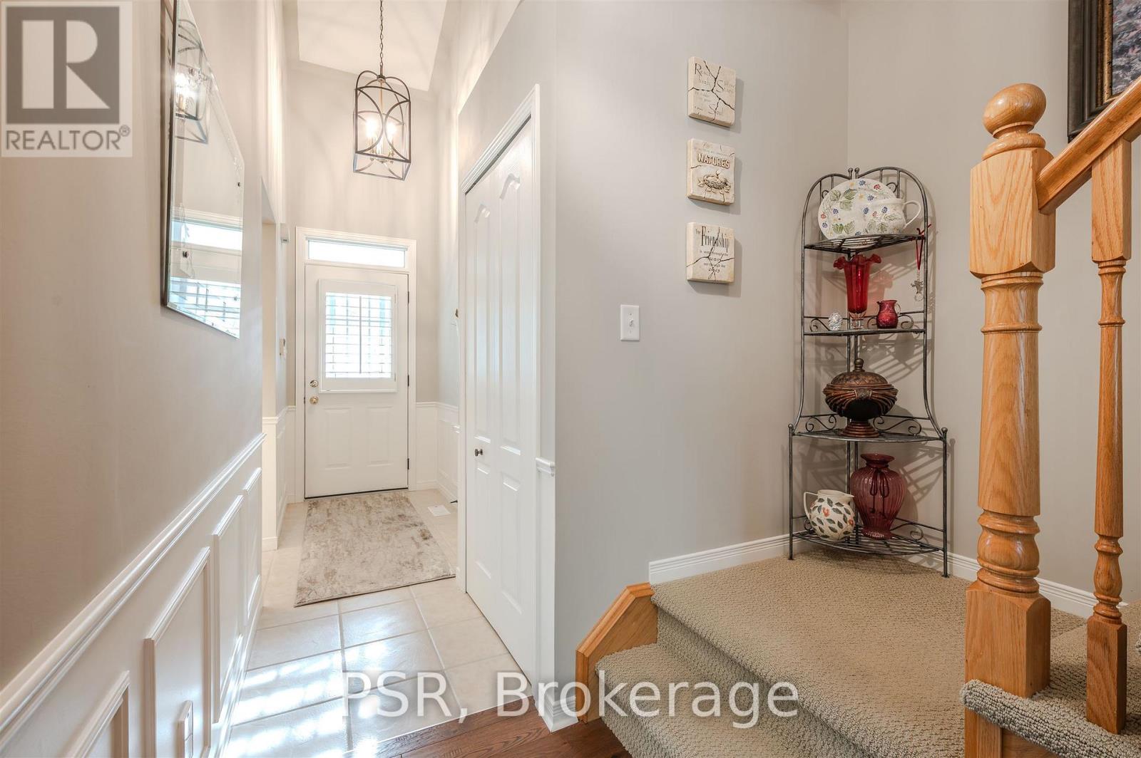 Photo 5 of 49 212 Stonehenge Drive, Hamilton ON