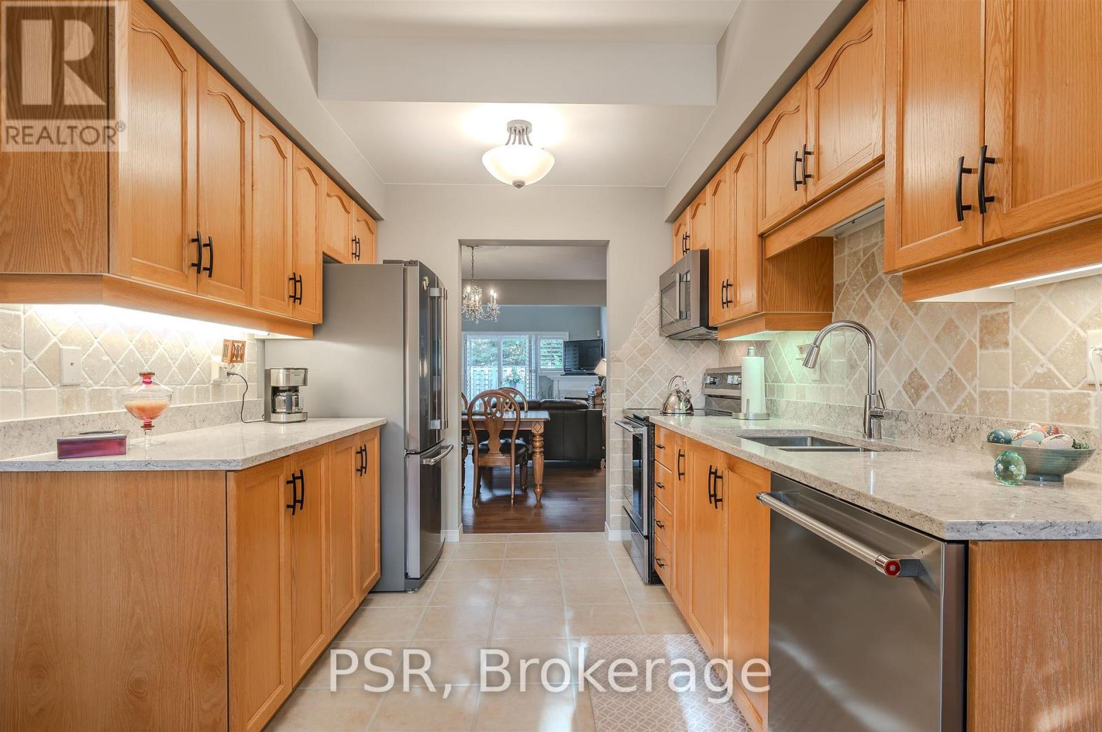 Photo 6 of 49 212 Stonehenge Drive, Hamilton ON