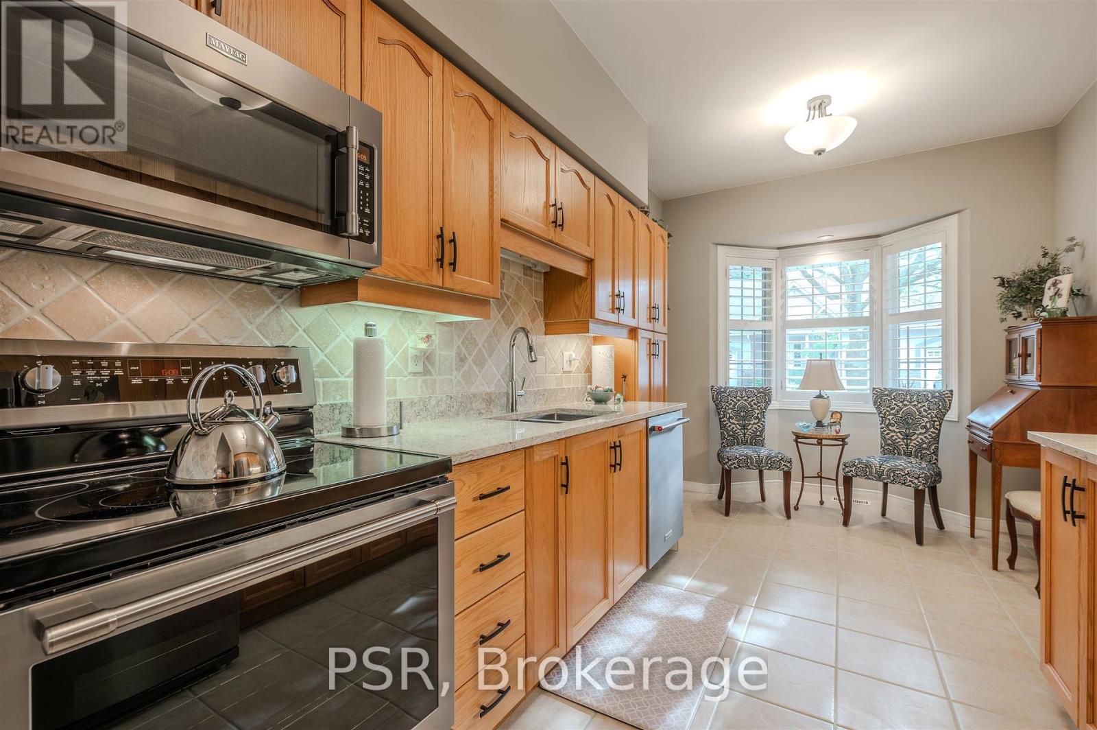 Photo 8 of 49 212 Stonehenge Drive, Hamilton ON
